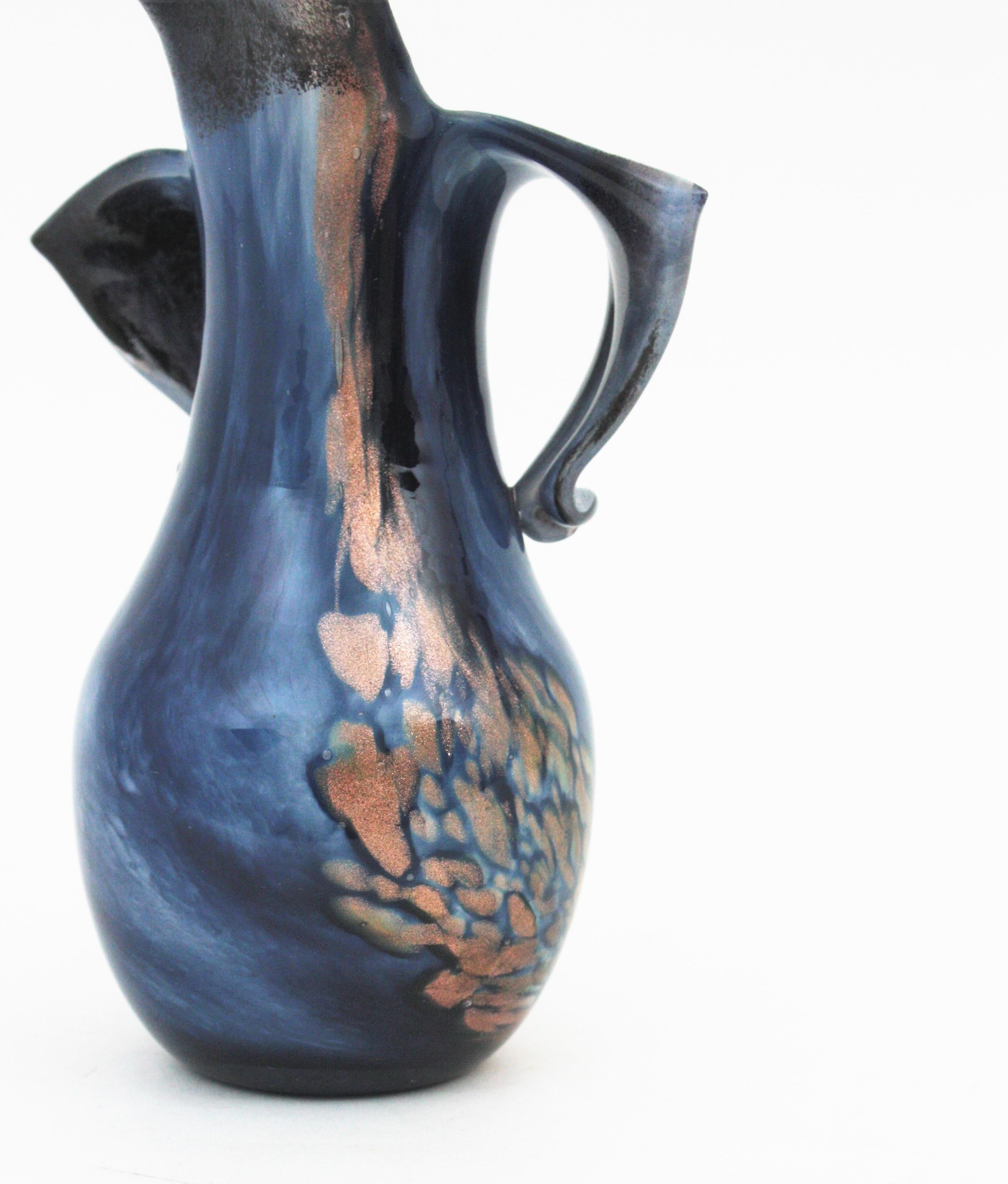20ième siècle Vase en verre d'art bleu tacheté avec mouchetures de cuivre The Moderns en vente