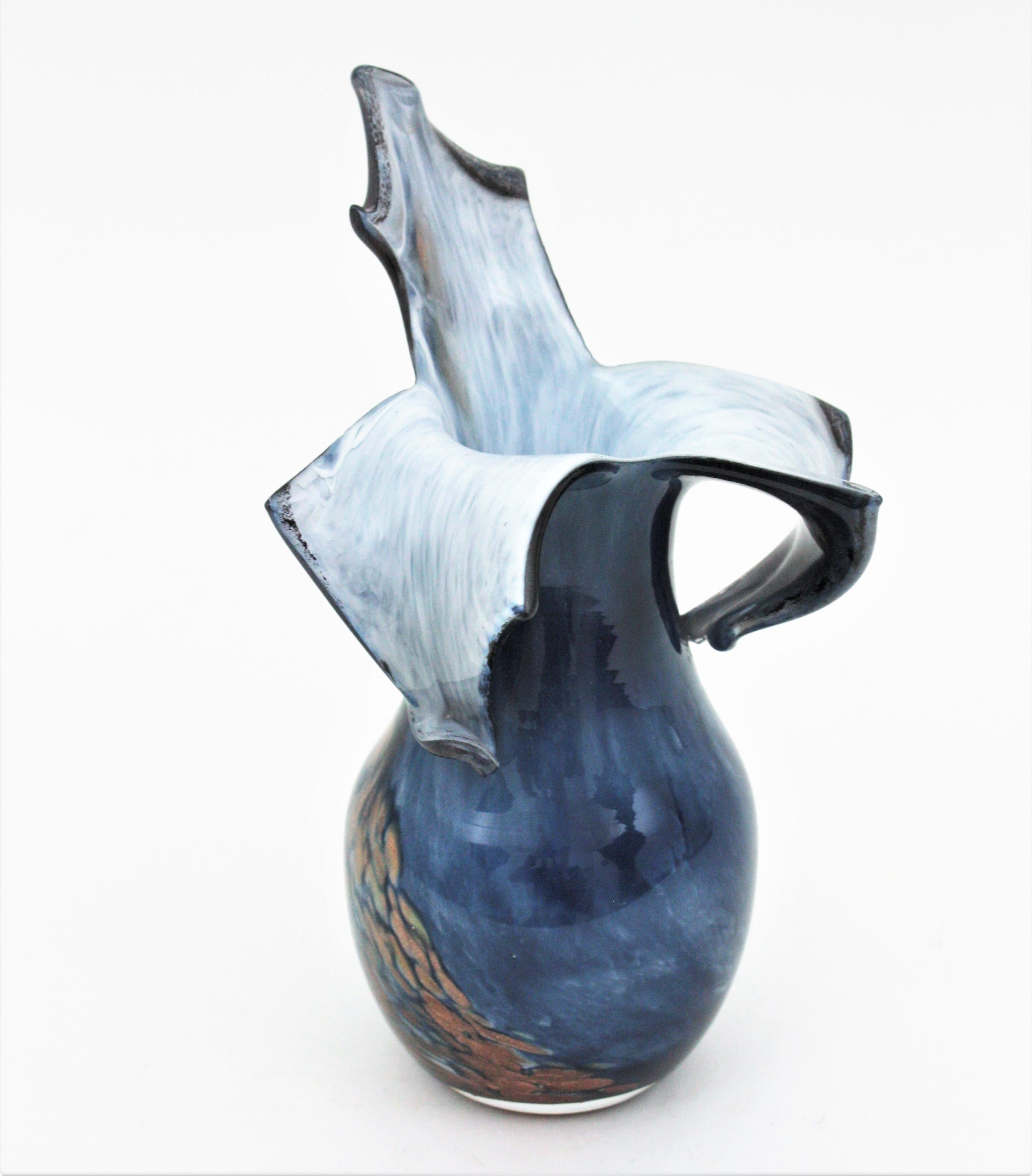 Verre Vase en verre d'art bleu tacheté avec mouchetures de cuivre The Moderns en vente