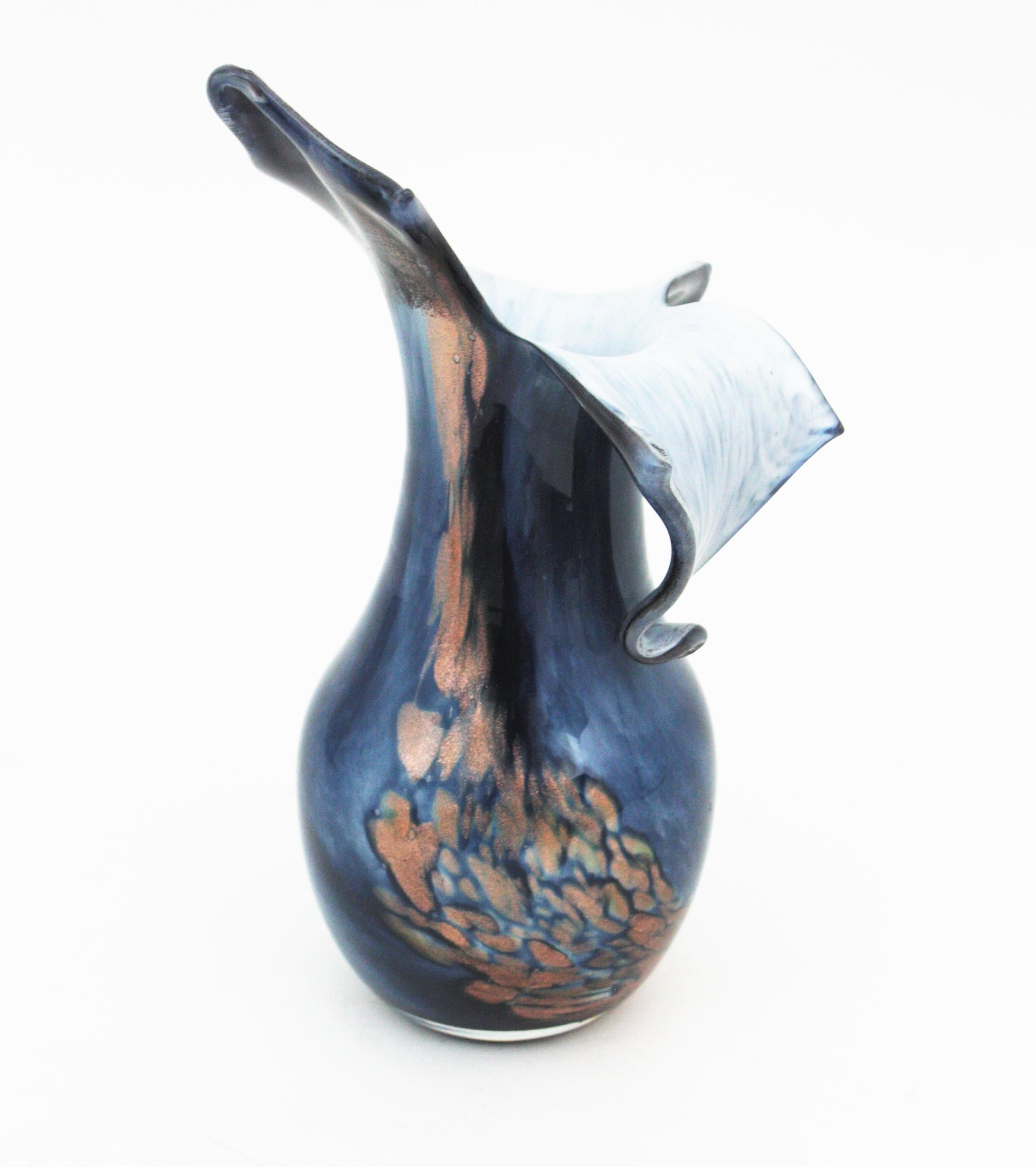 Vase en verre d'art bleu tacheté avec mouchetures de cuivre The Moderns en vente 1