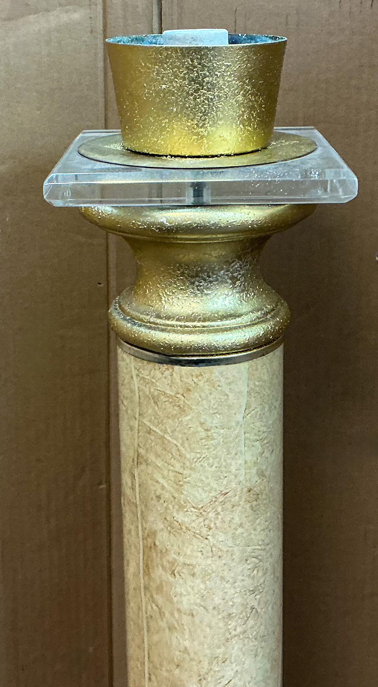 Américain Paire de lampadaires Bauer en laiton et lucite de style Springer, mi-siècle moderne en vente