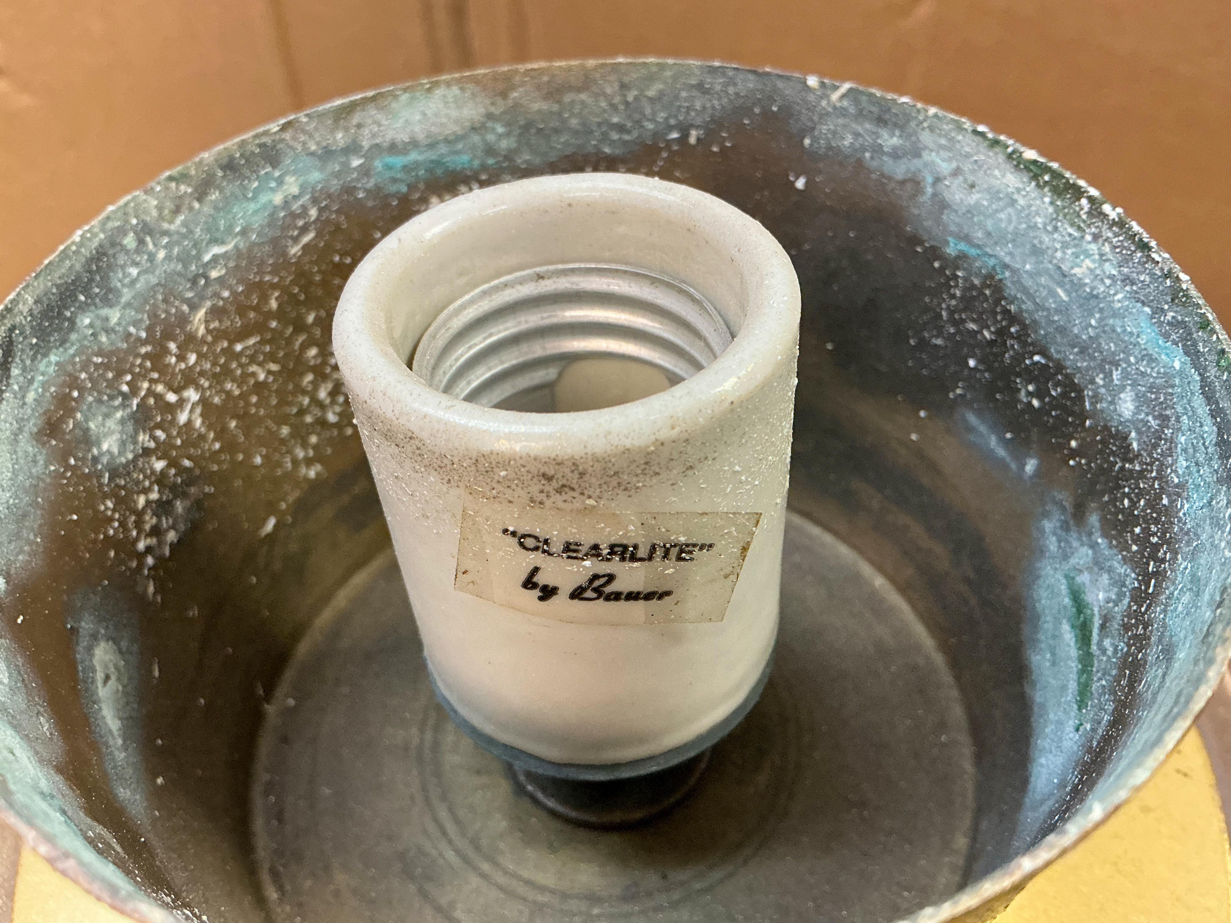 Paire de lampadaires Bauer en laiton et lucite de style Springer, mi-siècle moderne Bon état - En vente à Kennesaw, GA