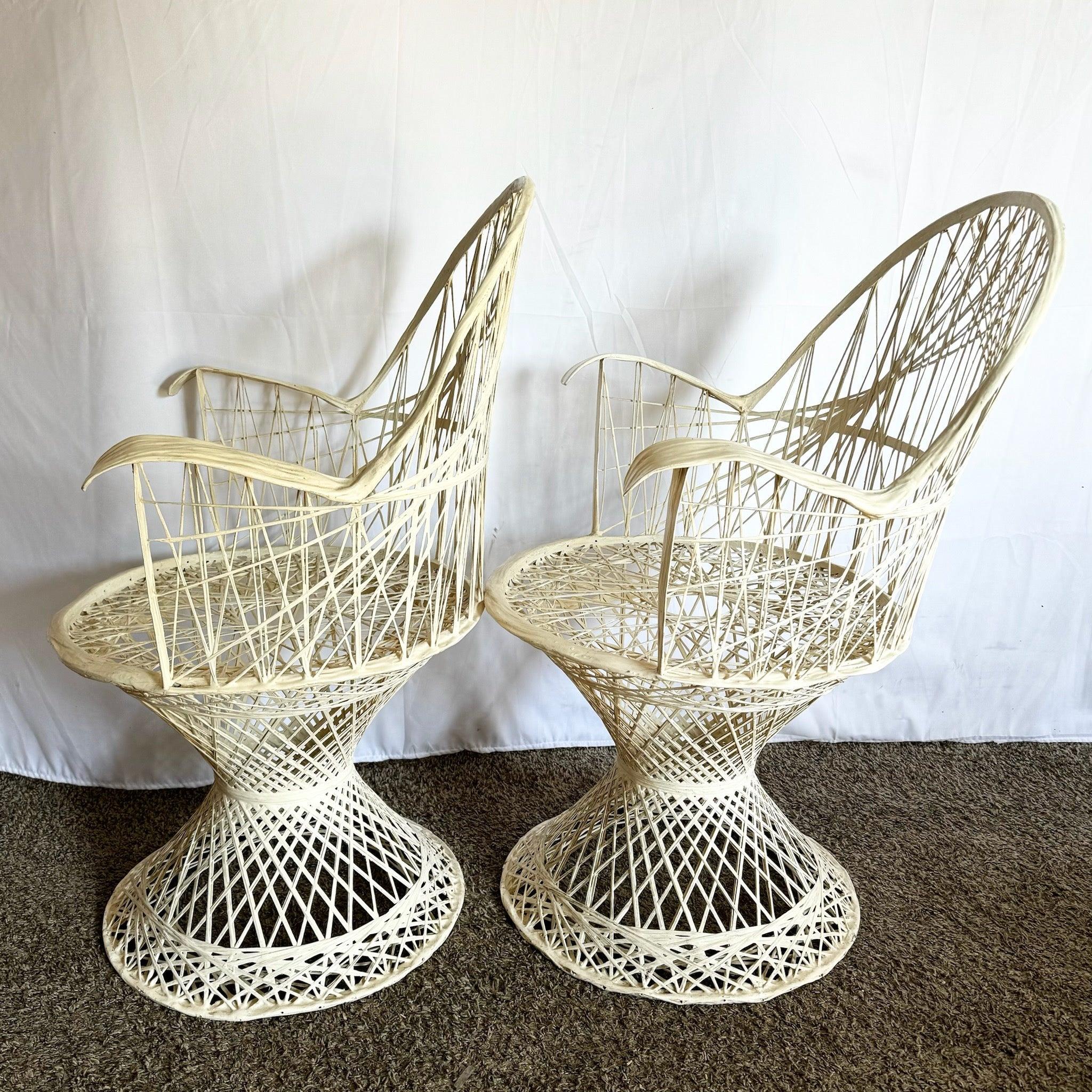 Ensemble de cinq chaises de salle à manger en fibre de verre filée, de style moderne du milieu du siècle, de couleur blanche, présentant un design complexe et une grande durabilité pour une utilisation polyvalente à l'intérieur ou à l'extérieur.
 
