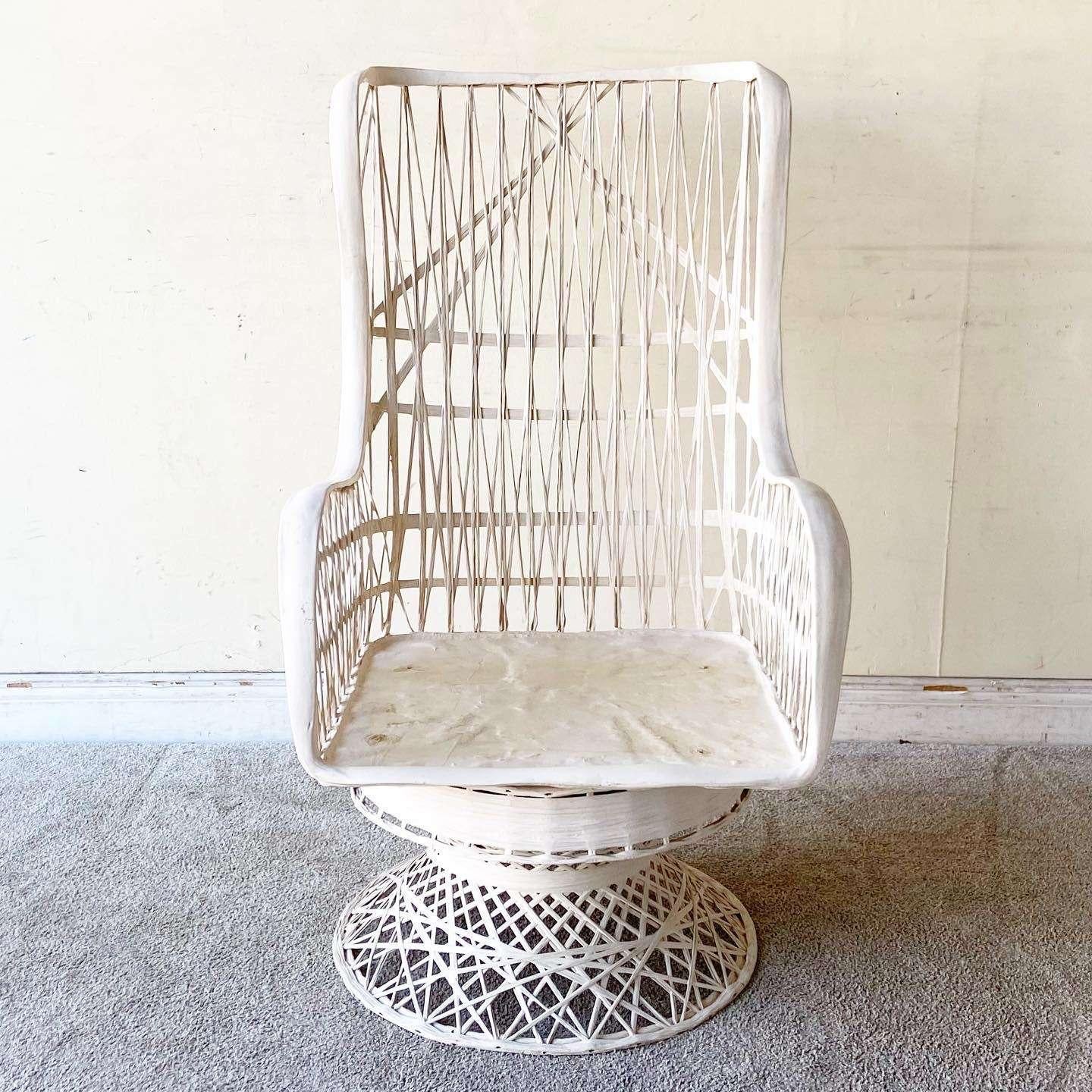 Amazing vintage mid century modern Russell Woodard spun fiberglass lounge chair with ottoman/footrest. Features a fantastic woven build with an off white finish.

Footrest dimensions:
21x21x13h

Seat height is 14.5 in