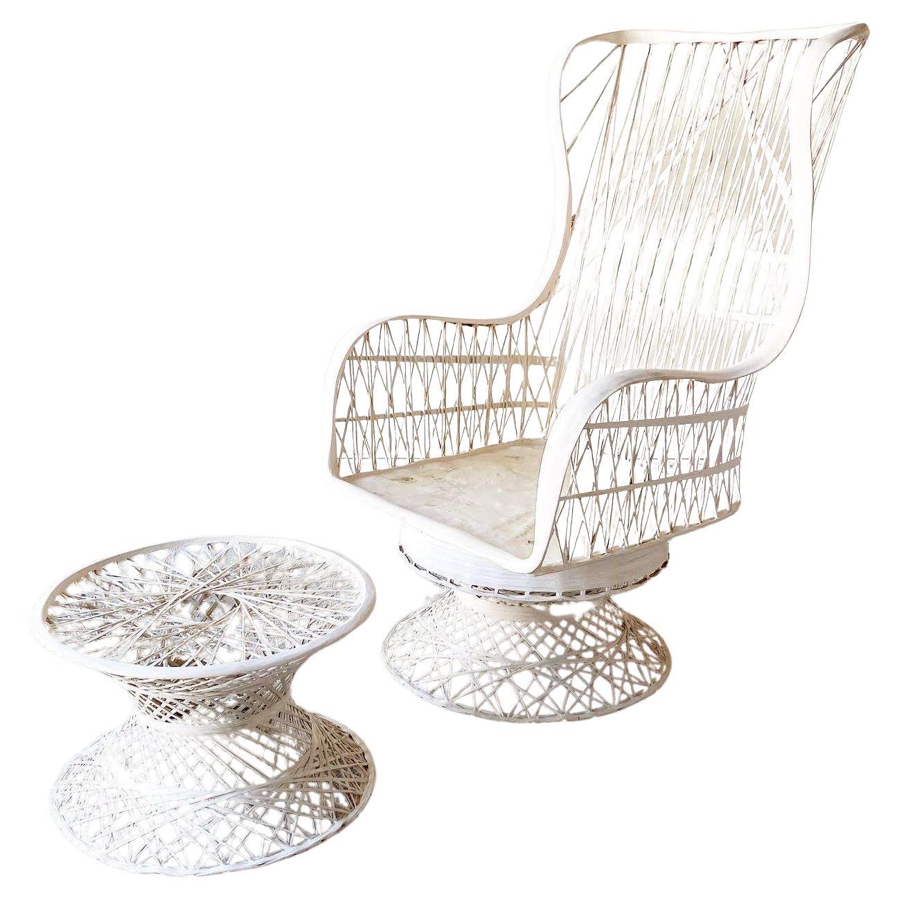 Mid Century Modern Spun Fiberglass Lounge Chair & Ottoman im Angebot
