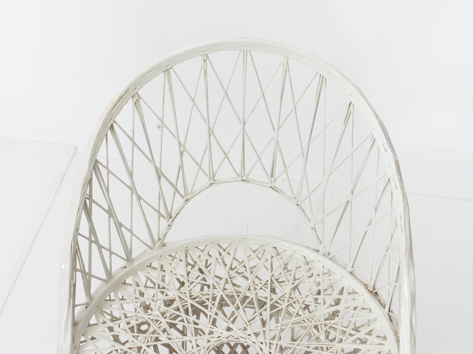 Ensemble de patio en fibre de verre filée de Woodard, finition peinte en blanc avec plateau central en verre, vers le milieu du 20e siècle. L'ensemble comprend également quatre chaises d'appoint. Veuillez noter une légère perte de peinture due à
