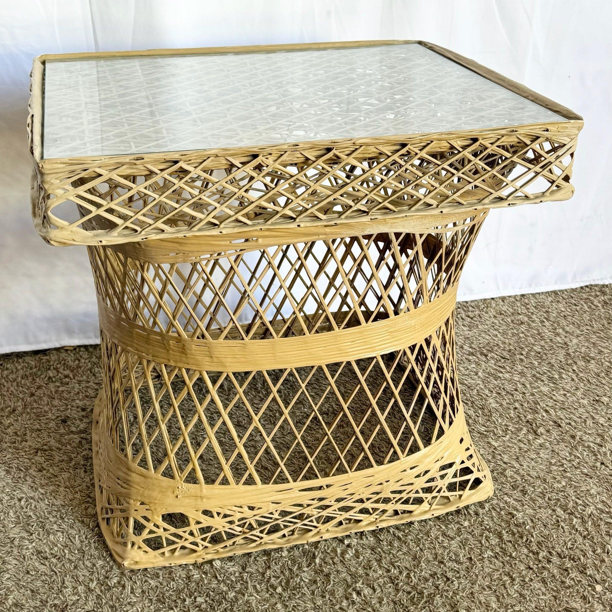 Table d'appoint en fibre de verre filée du milieu du siècle, avec un plateau en verre amovible et une base tressée, parfaite pour les intérieurs d'inspiration boho, côtière ou rétro.
 
 Nous vendons les articles tels qu'ils ont été acquis, sans les