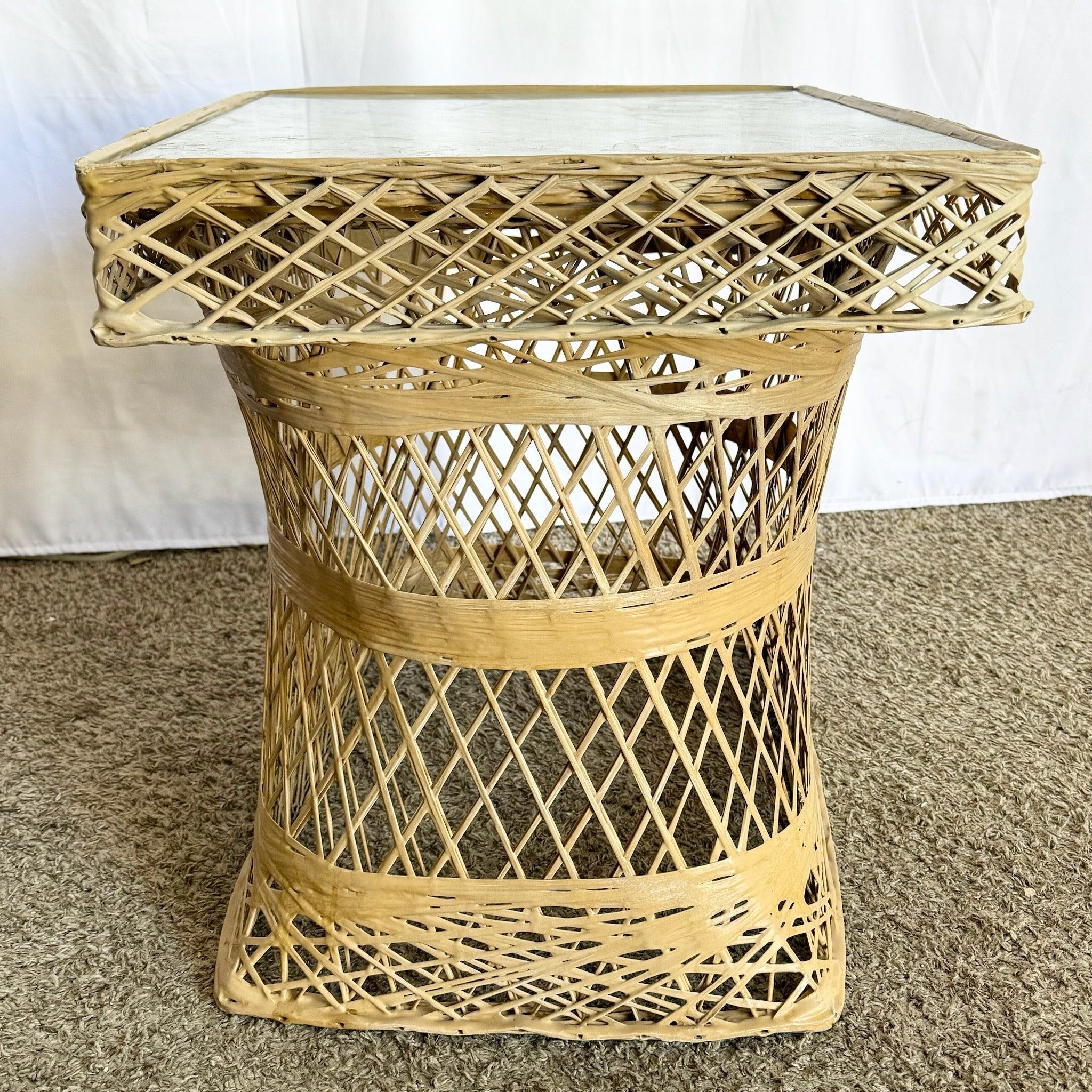 Américain Table d'appoint en fibre de verre filée de style The Moderns avec plateau en verre amovible en vente