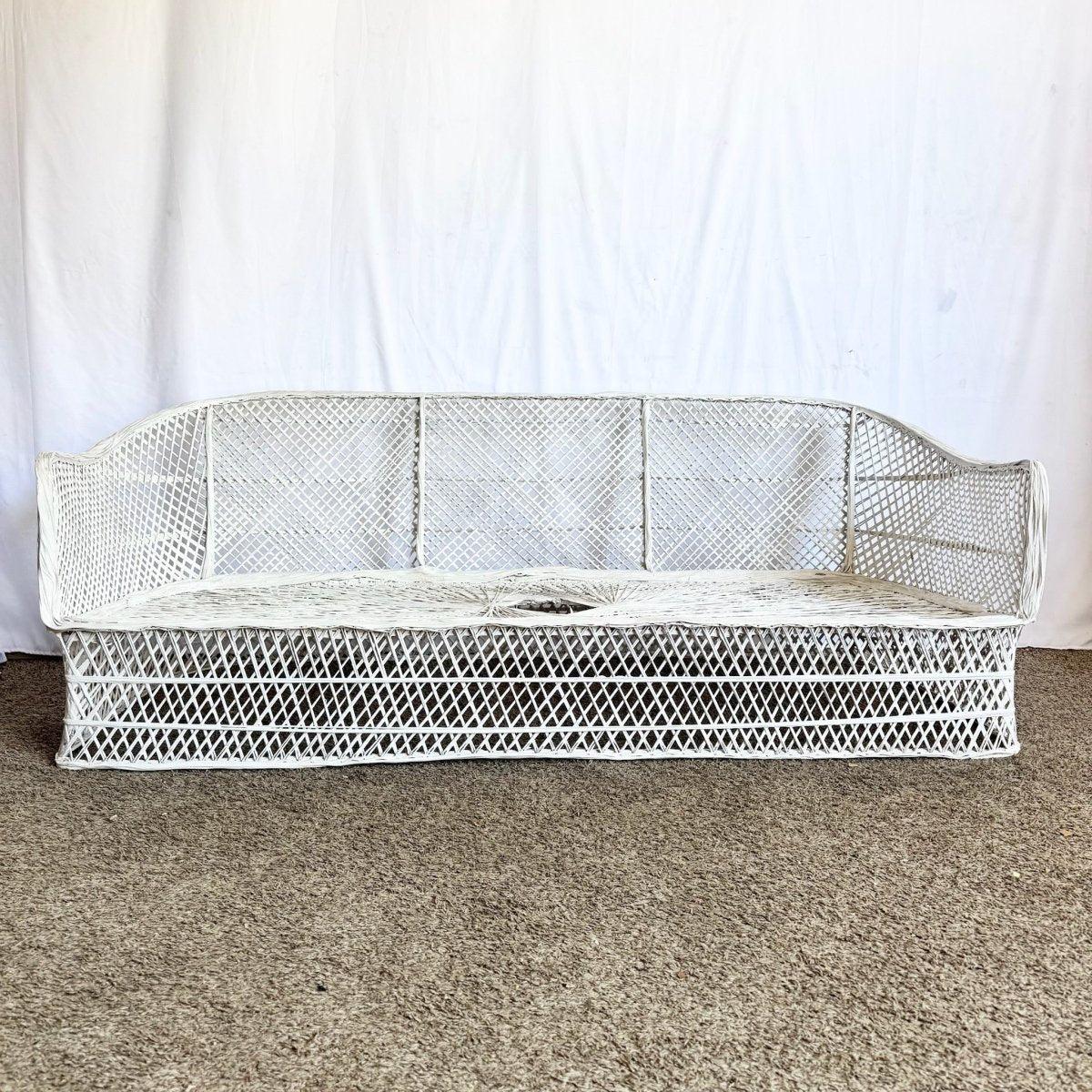 Il Divano Mid-Century in fibra di vetro filata fonde un design scultoreo a traliccio con un'ariosa eleganza costiera, ideale per i moderni rifugi interni ed esterni.
 

 Vendiamo gli articoli così come sono stati acquistati, senza alcun restauro o