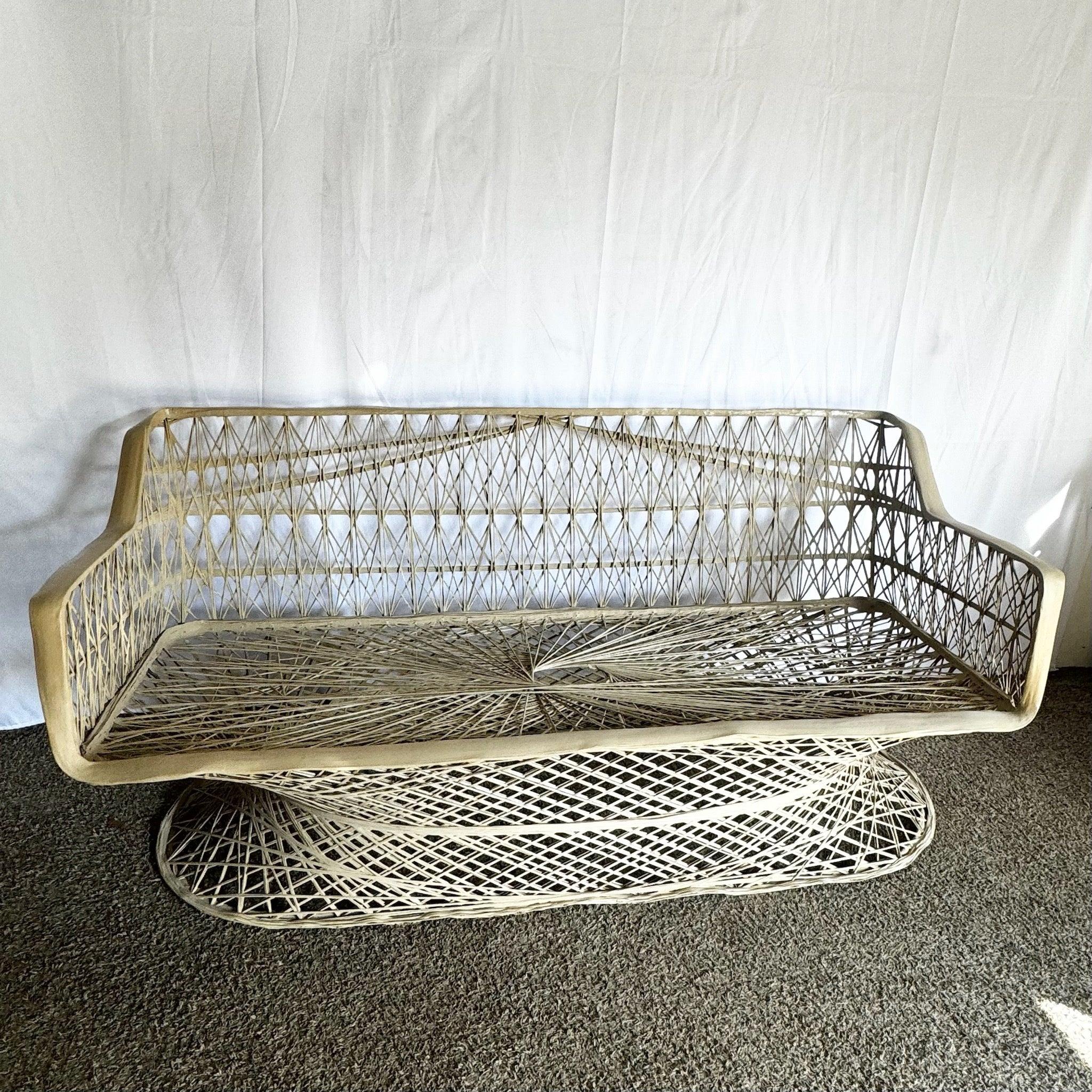 Modernes Sofa aus gesponnenem Fiberglas aus der Mitte des Jahrhunderts mit Laubsäge-Kissen (amerikanisch) im Angebot