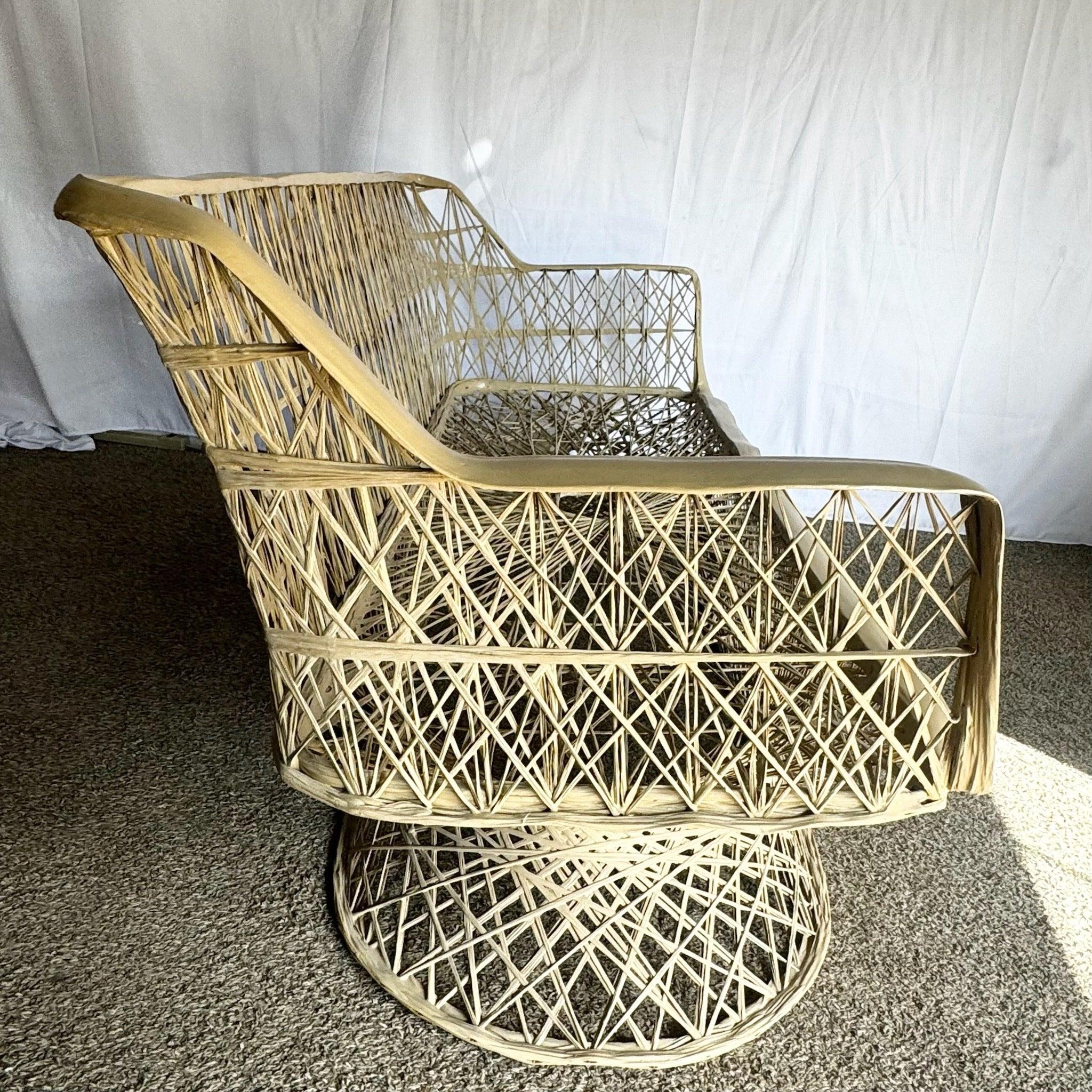Modernes Sofa aus gesponnenem Fiberglas aus der Mitte des Jahrhunderts mit Laubsäge-Kissen im Zustand „Gut“ im Angebot in Delray Beach, FL