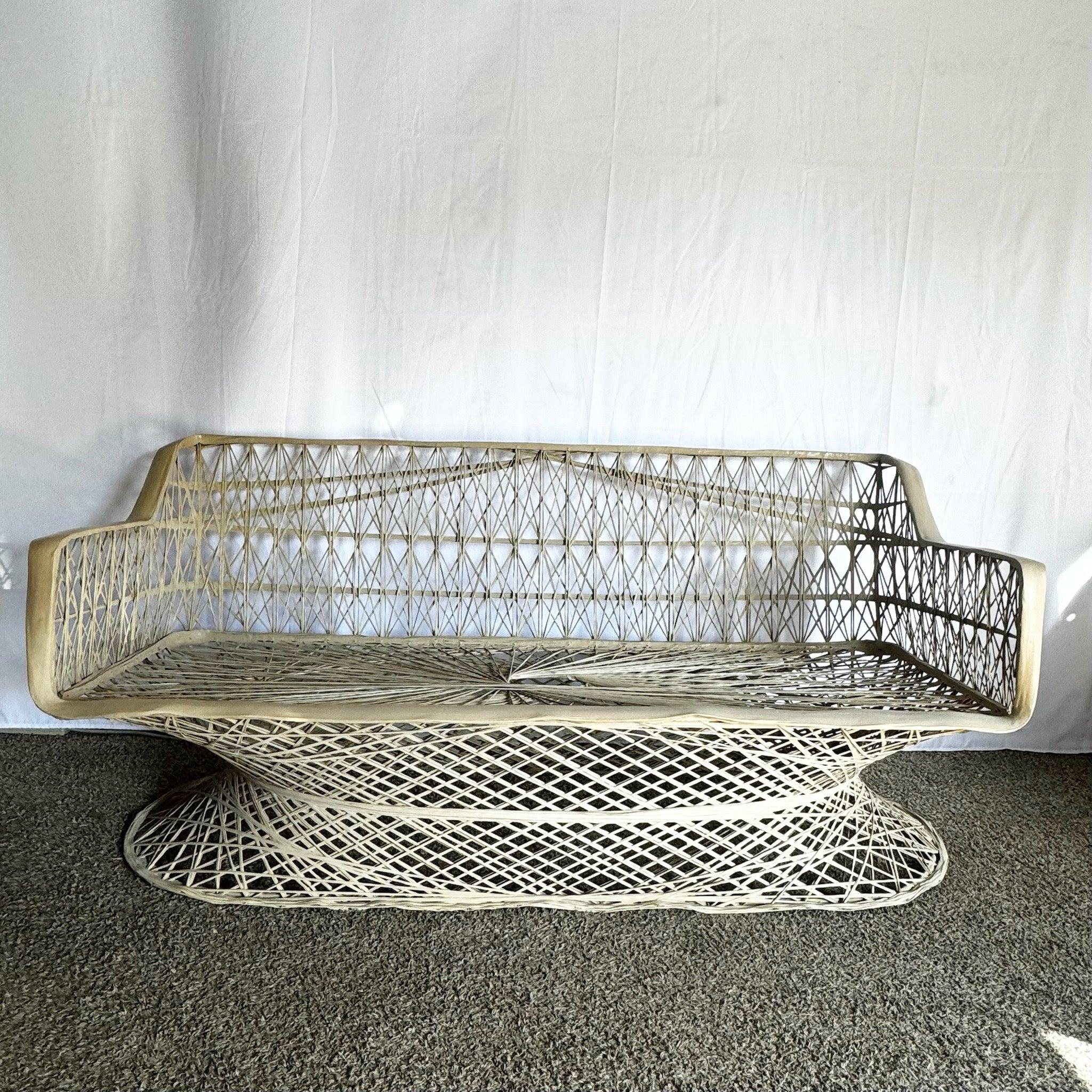 Modernes Sofa aus gesponnenem Fiberglas aus der Mitte des Jahrhunderts mit Laubsäge-Kissen (Glasfaser) im Angebot