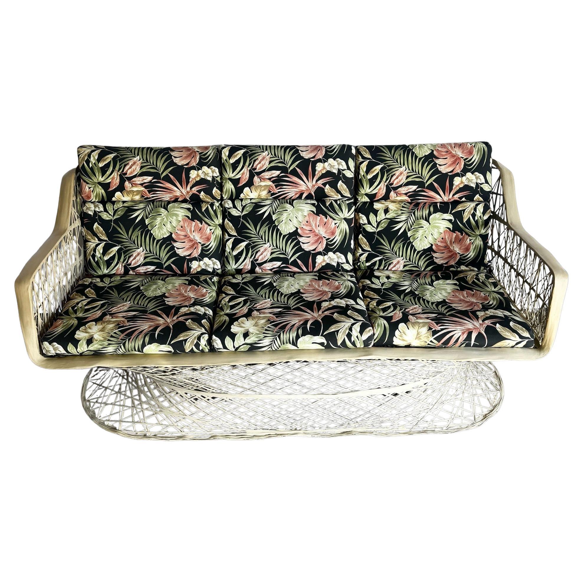 Modernes Sofa aus gesponnenem Fiberglas aus der Mitte des Jahrhunderts mit Laubsäge-Kissen im Angebot