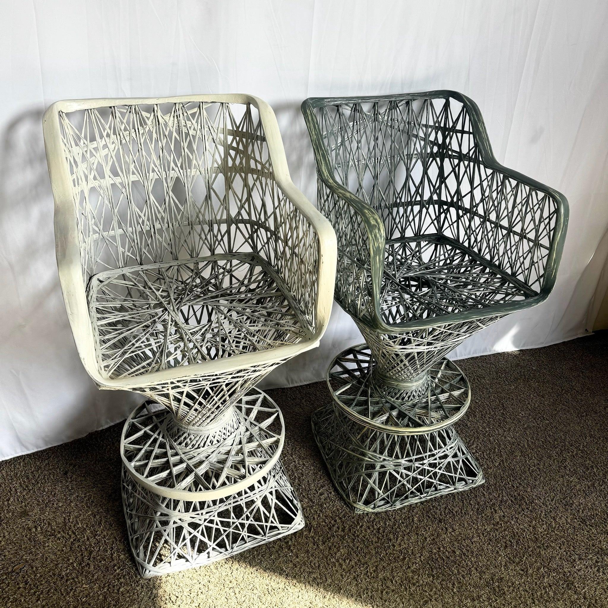Set da bar in fibra di vetro filata, moderno e di metà secolo, con un bancone scultoreo e due sgabelli abbinati, perfetto per aggiungere eleganza vintage ai tuoi spazi di intrattenimento.
 
 Il set è stato verniciato in modo incompleto.
 
 Vendiamo