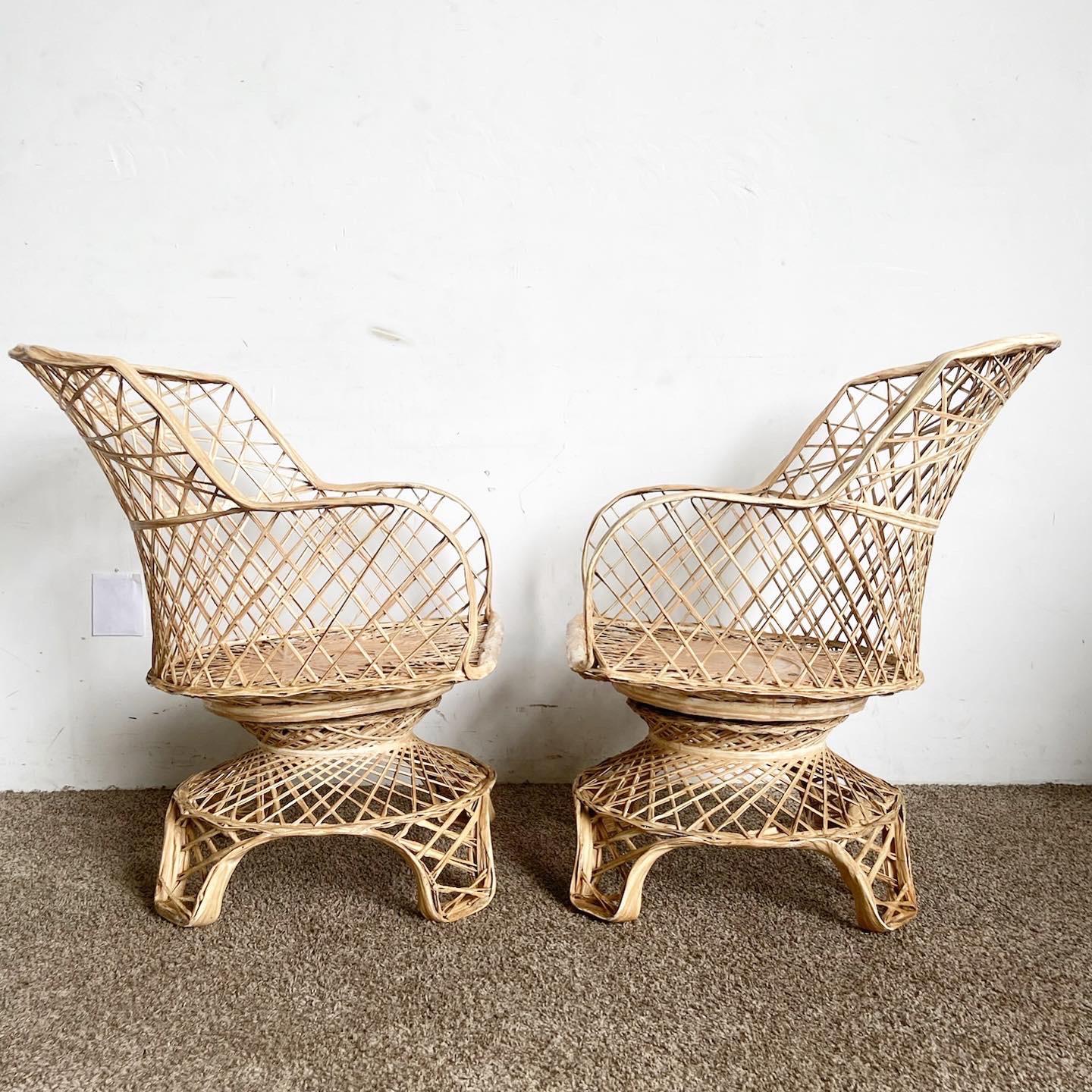 Der Charme der Mid Century Modern Fiberglas-Stühle, die als Vierer-Set präsentiert werden, verleiht Ihrem Raum eine besondere Note. Diese bemerkenswerten Stühle strahlen mit ihren anmutigen Kurven und ihrer tadellosen Kunstfertigkeit aus gesponnenem