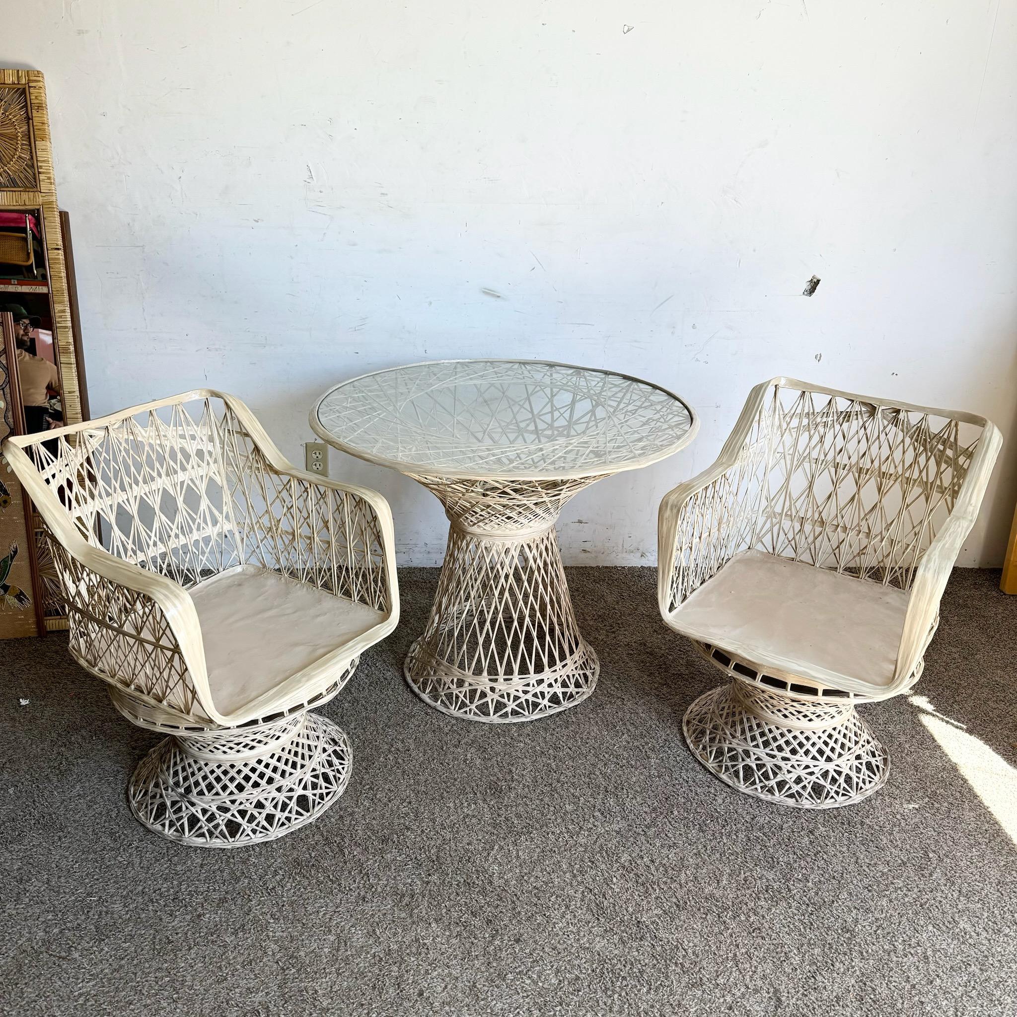 Juego de Comedor de Sillas Giratorias de Fibra de Vidrio Hilada Moderno de Mitad de Siglo - Tres Piezas Estadounidense en venta
