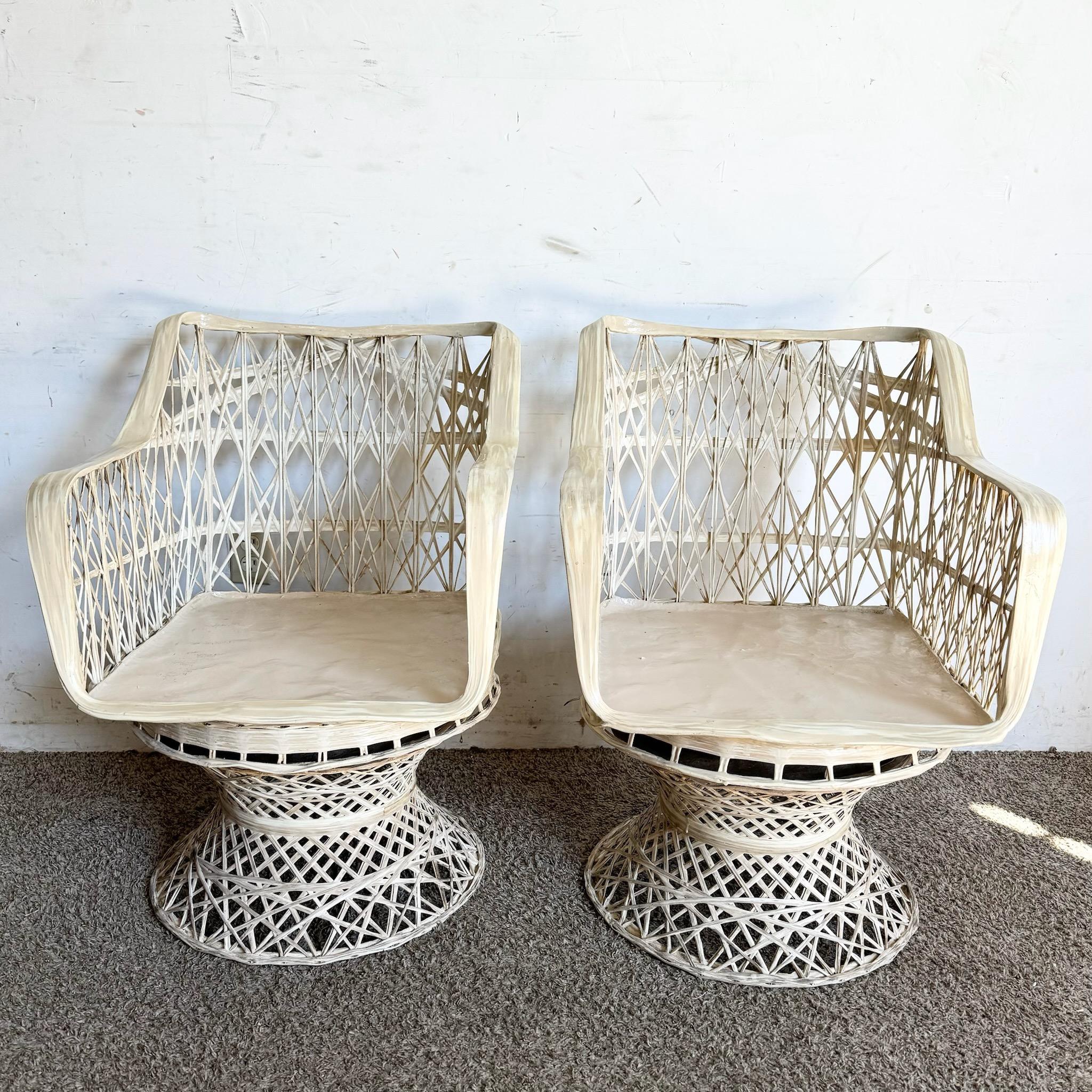 Juego de Comedor de Sillas Giratorias de Fibra de Vidrio Hilada Moderno de Mitad de Siglo - Tres Piezas en venta 2