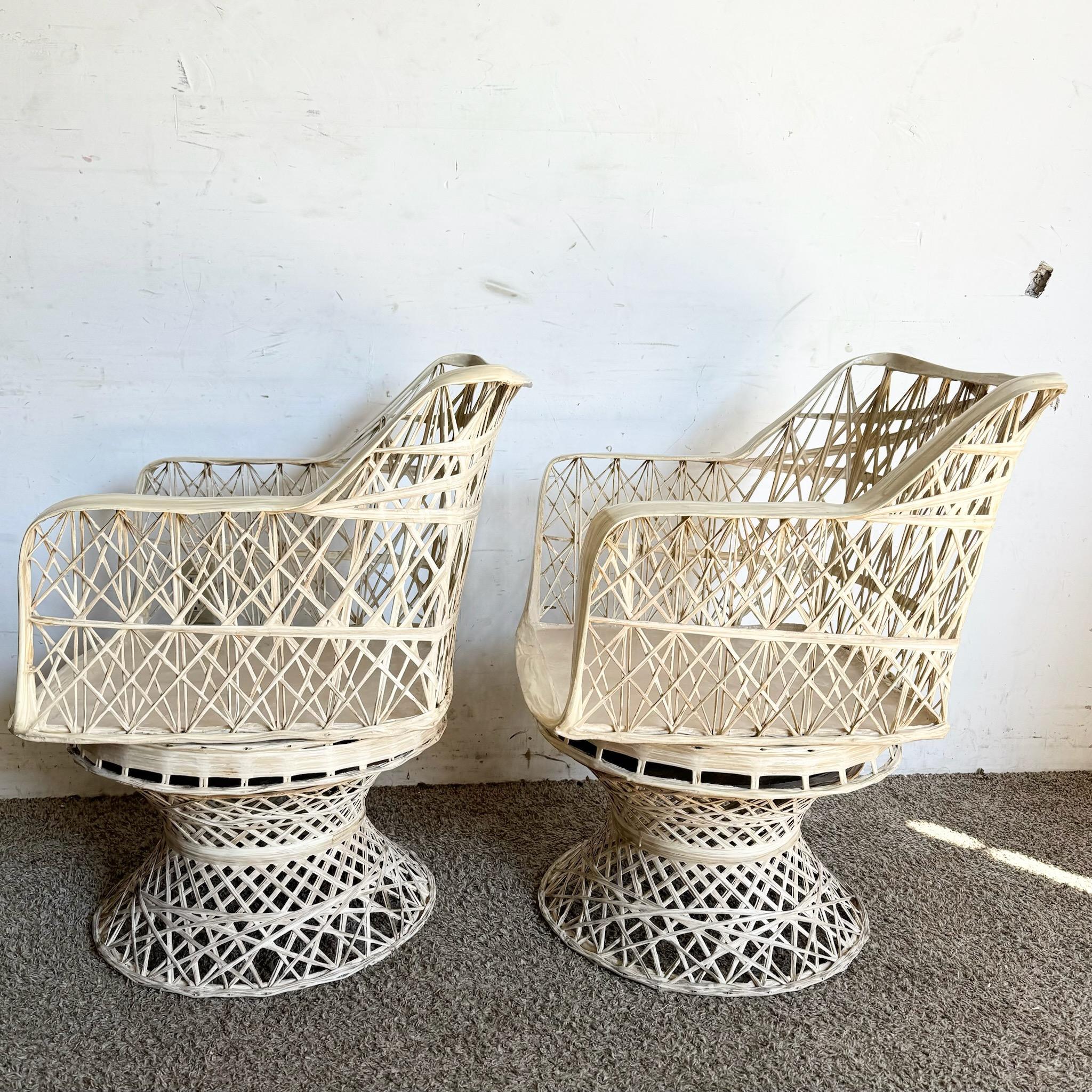 Juego de Comedor de Sillas Giratorias de Fibra de Vidrio Hilada Moderno de Mitad de Siglo - Tres Piezas en venta 3