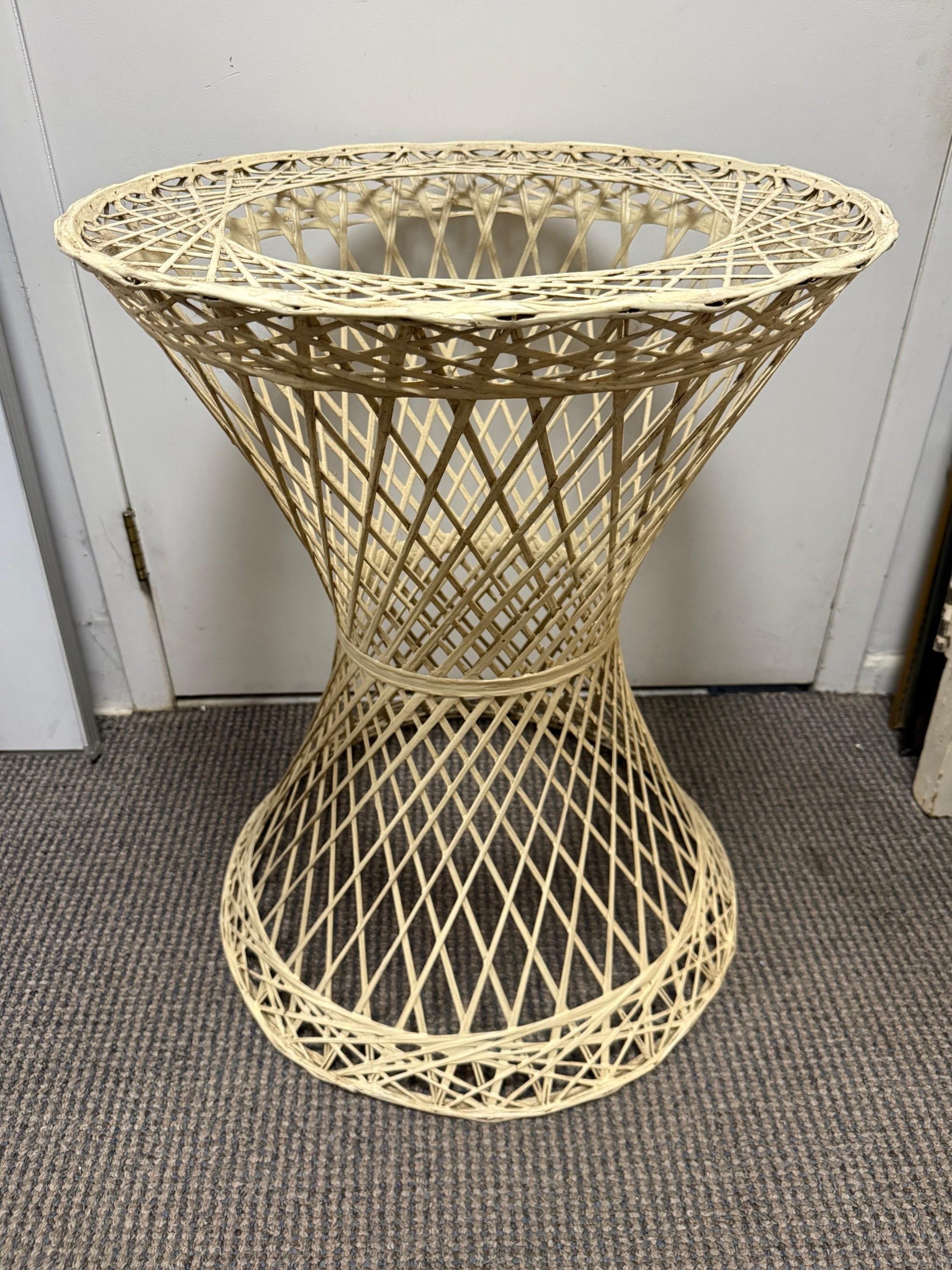 Mid Century Modern Tischgestell aus gesponnenem Fiberglas von Russell Woodard. Hergestellt aus starkem, haltbarem Glasfasergespinst, das sowohl im Innen- als auch im Außenbereich verwendet werden kann. Der Tischfuß ohne Platte ist cremefarben und