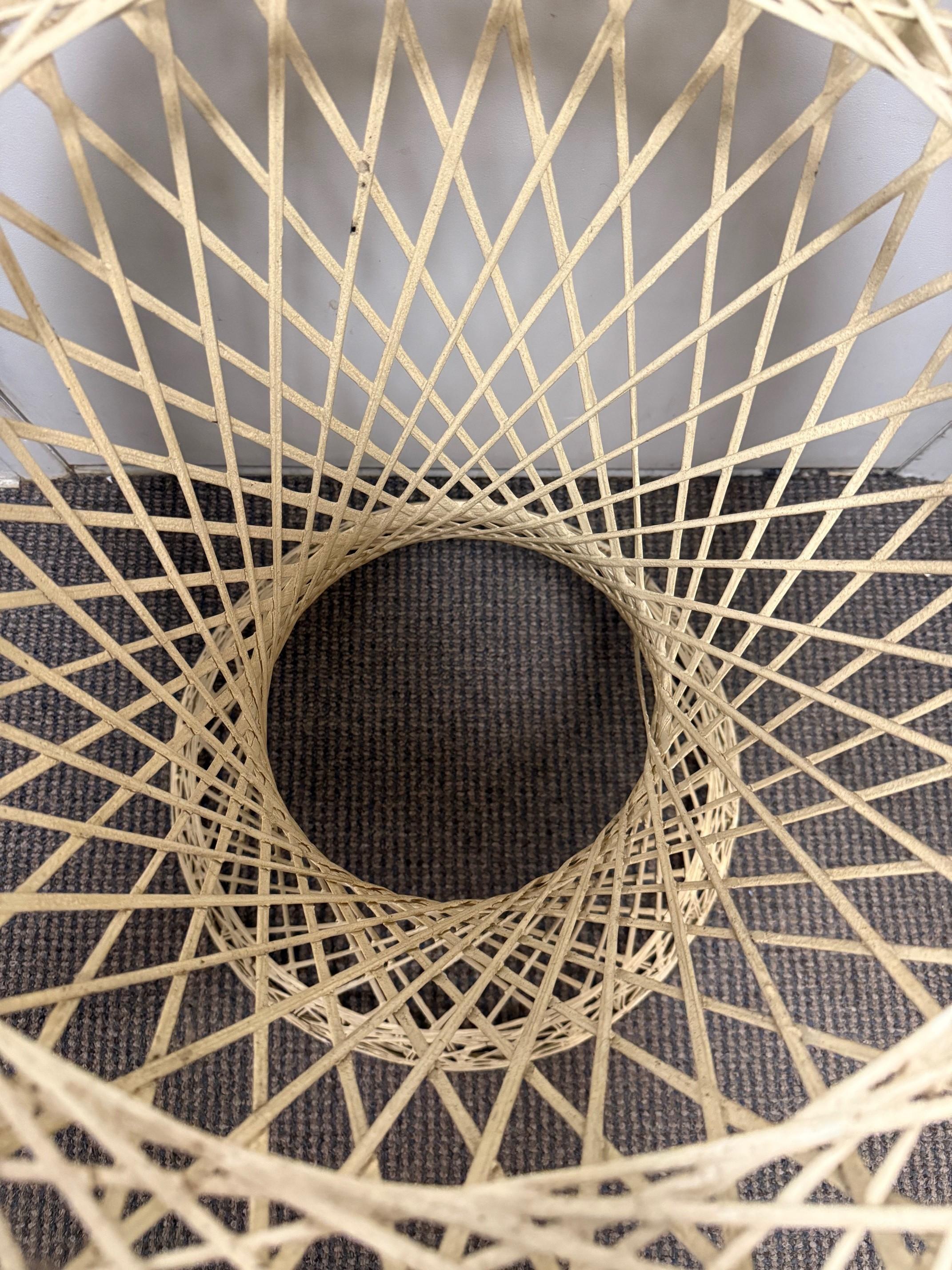 Mid Century Modern Spun Fiberglass Table Base von Russell Woodard 1960-1969 (Glasfaser) im Angebot