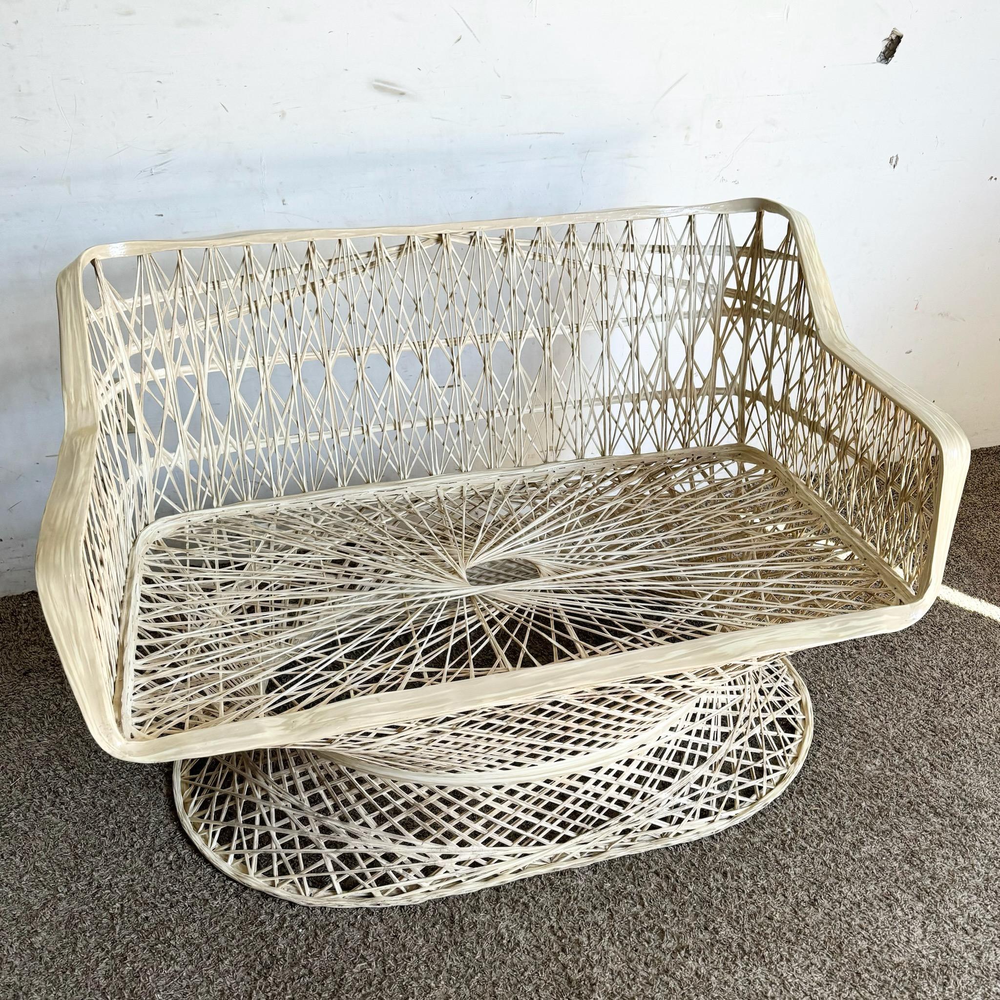 Diese Mid Century Modern Fiberglasbank von Woodard zeichnet sich durch ein atemberaubendes Design aus gesponnenem Fiberglas mit einer offen gewebten Konstruktion aus. Diese leichte Bank eignet sich sowohl für den Innen- als auch für den Außenbereich