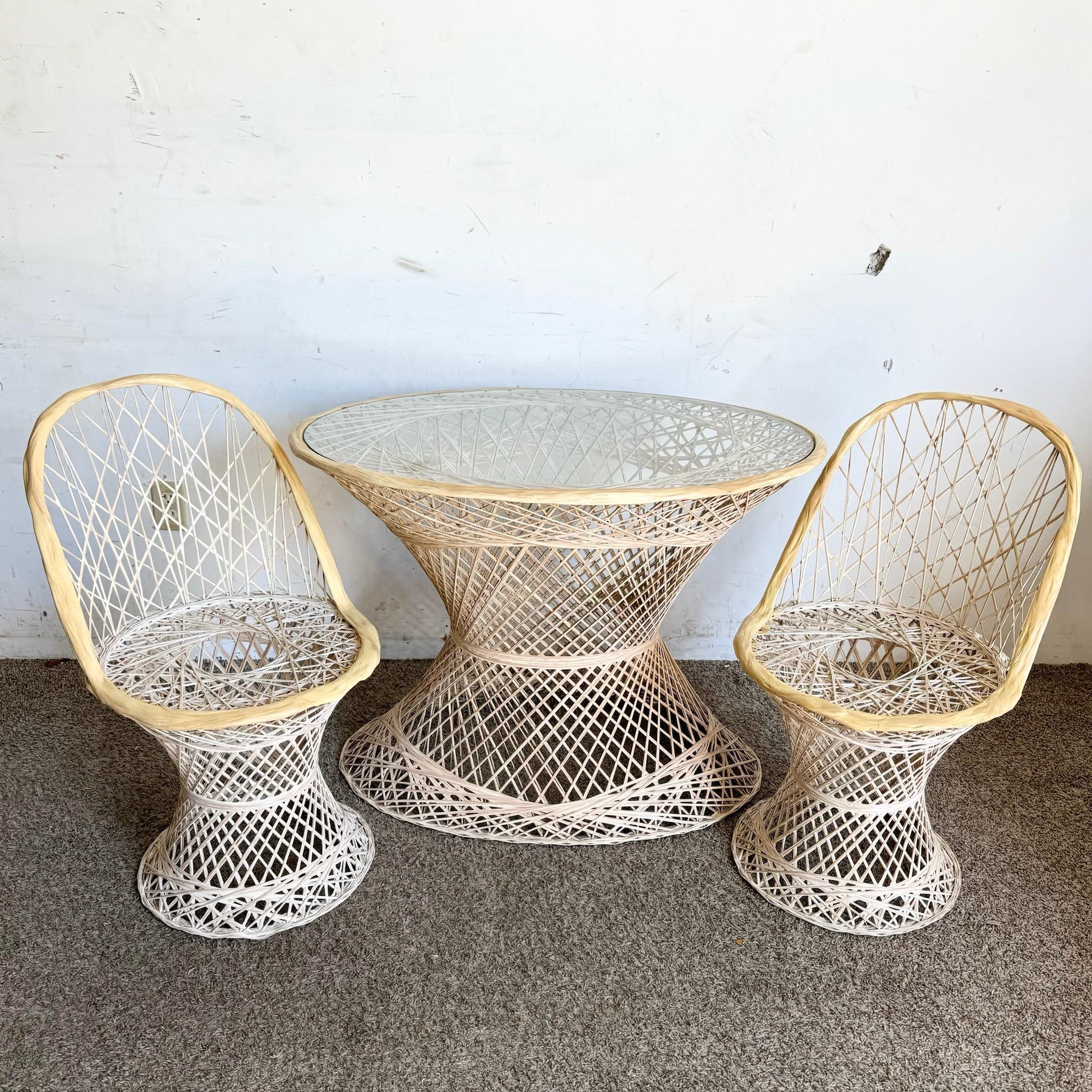 Questo set da pranzo in fibra di vetro del Mid Century Modern di Woodard presenta un design in fibra di vetro filata con un tavolo con piano in vetro e due sedie abbinate. Perfetta per gli spazi interni o esterni, unisce fascino vintage e