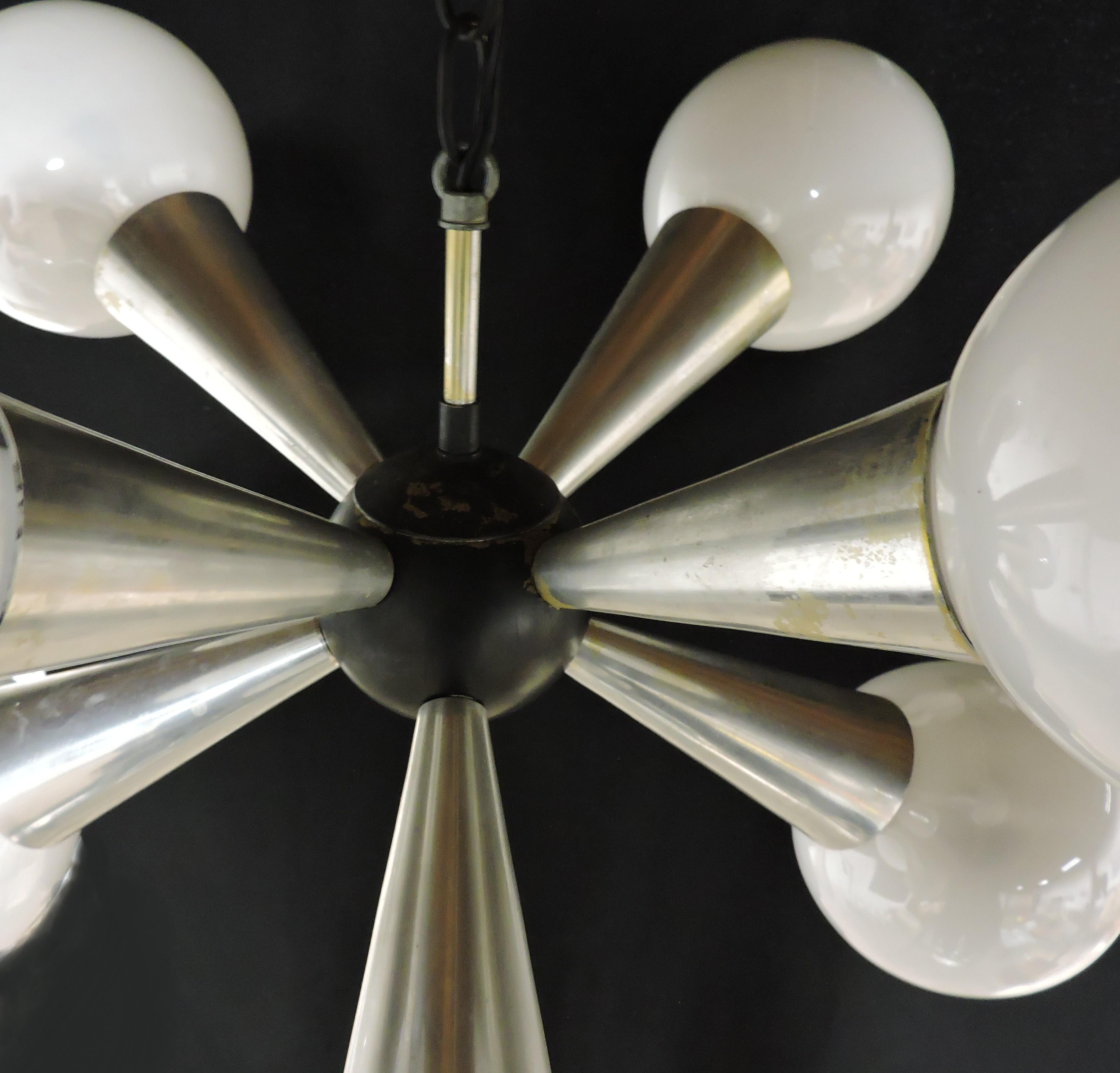 Lustre Spoutnik en aluminium et verre, moderne du milieu du siècle dernier, 8 lumières Bon état - En vente à Chesterfield, NJ