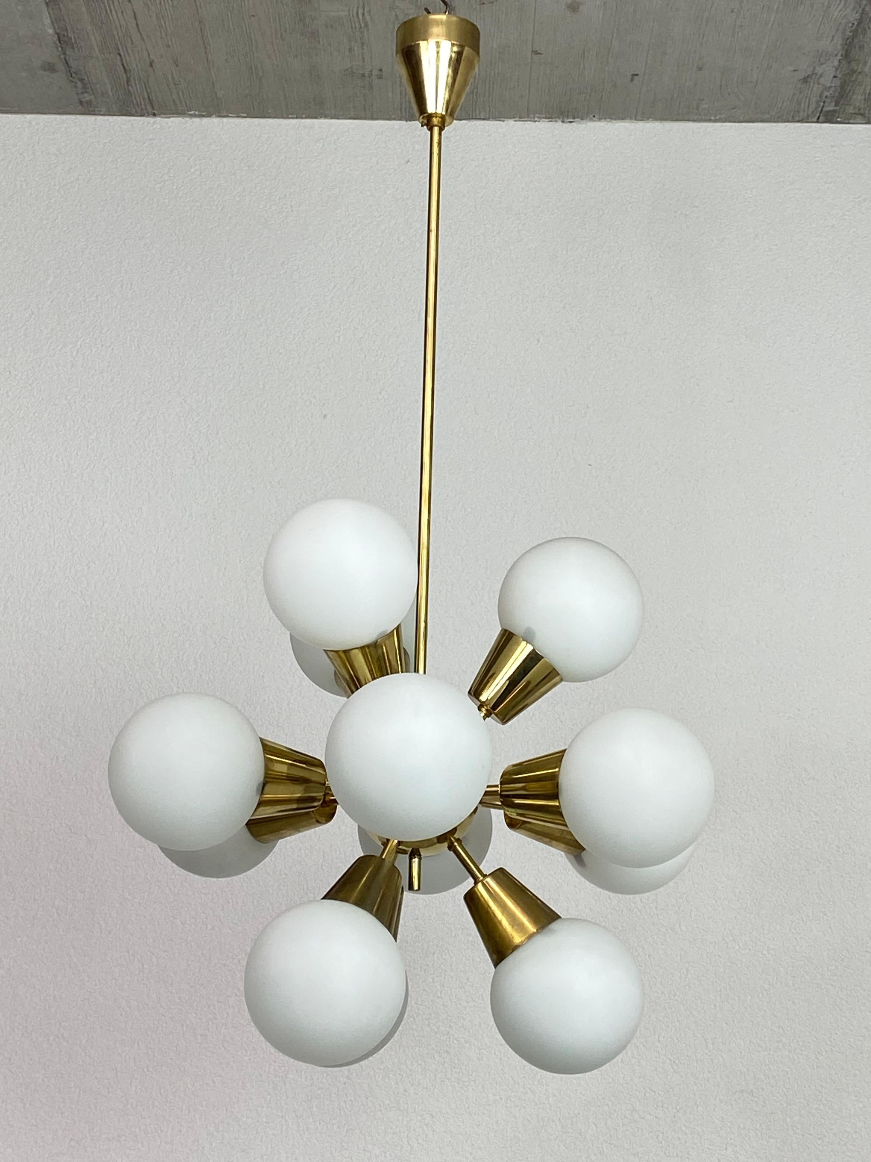 Moderner Sputnik-Kronleuchter von Lustry Kamencký Šenov aus der Mitte des Jahrhunderts in sehr schönem Originalzustand.
