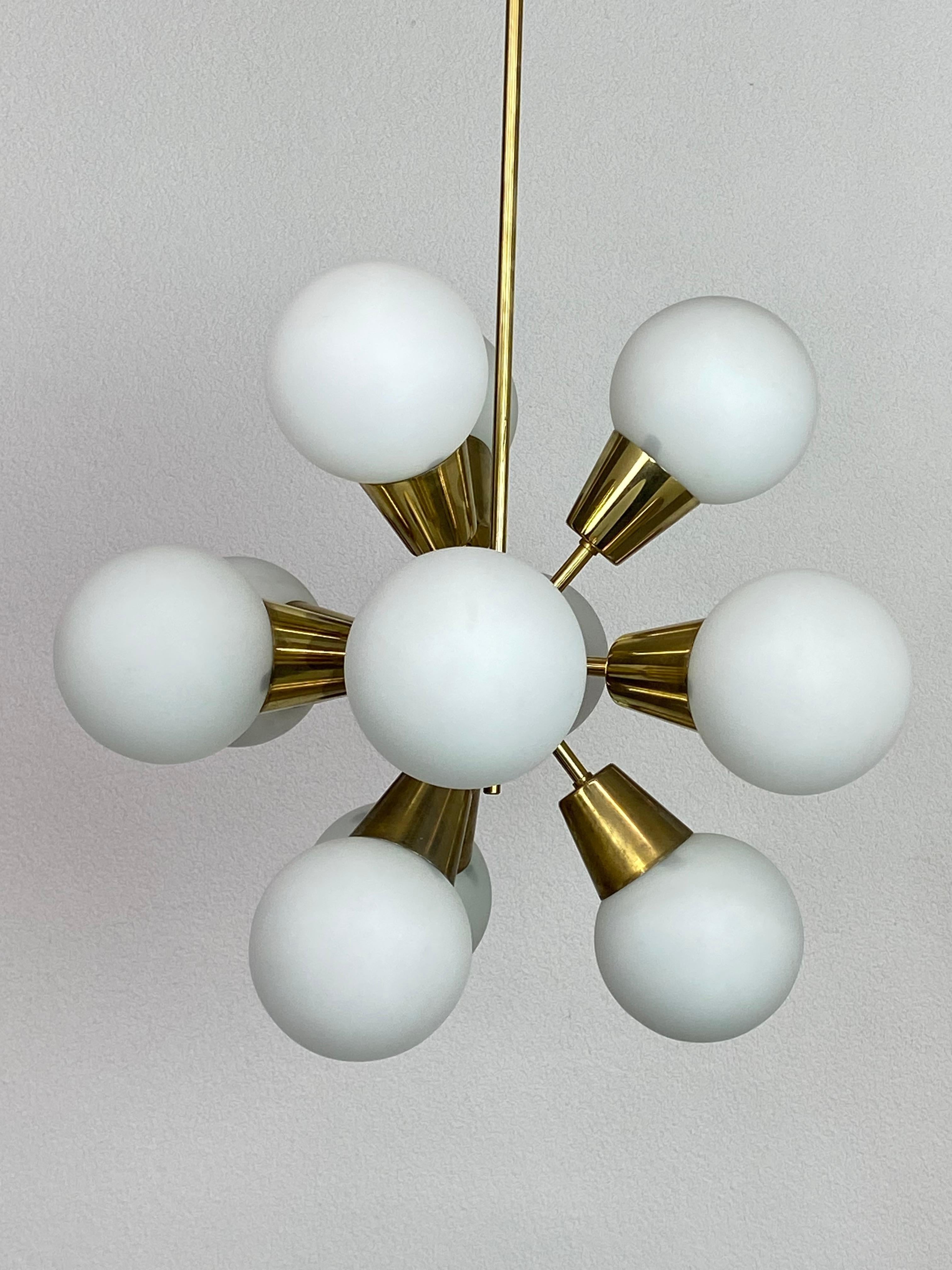 Moderner Sputnik-Kronleuchter aus der Mitte des Jahrhunderts von Lustry Kamencký Šenov (Tschechisch) im Angebot