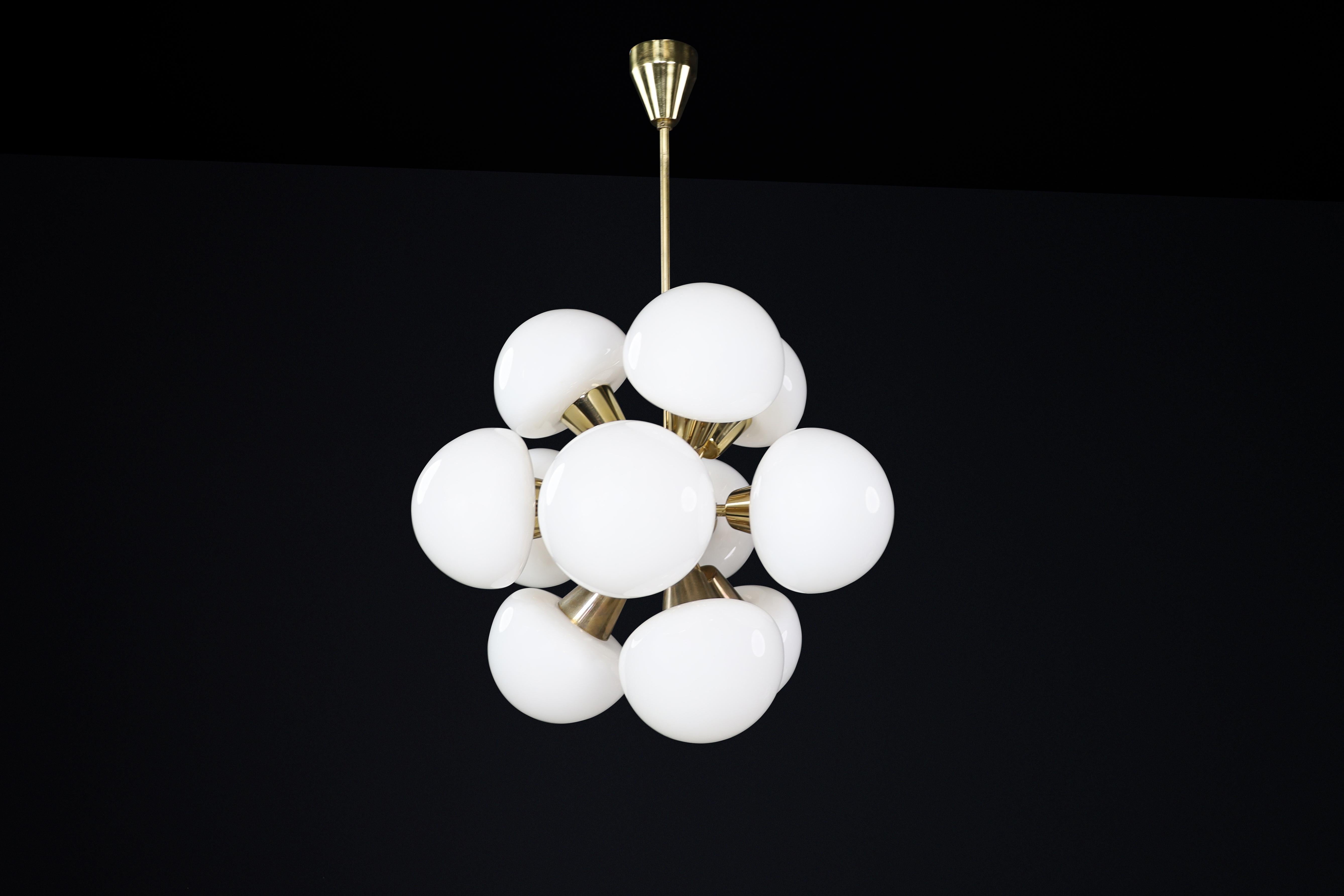 Lustre Spoutnik moderne du milieu du siècle dernier en laiton et verre opalin, CZ 1970 en vente 3