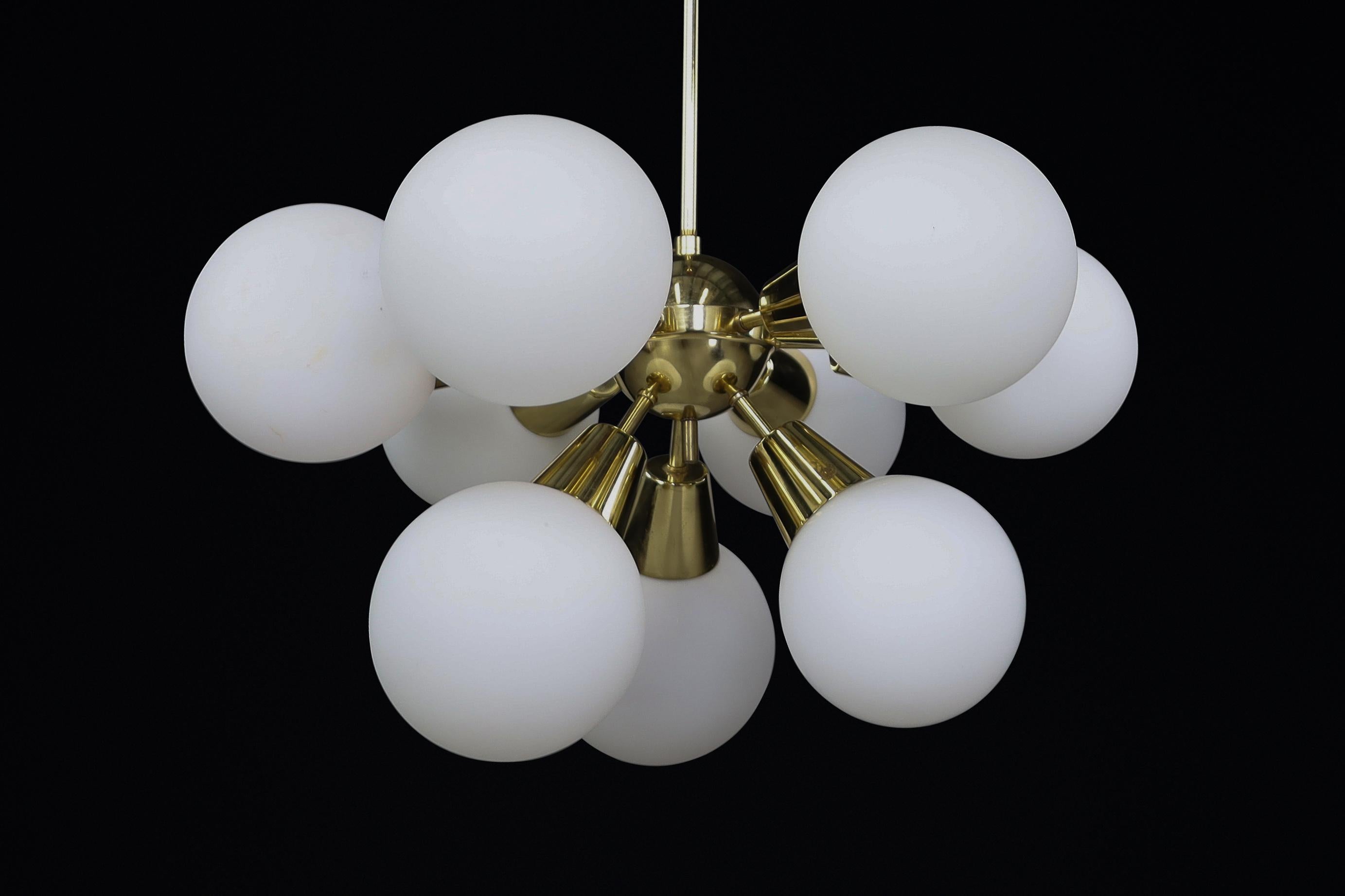 Lampadario Sputnik Modern di metà secolo in ottone e vetro opalino, CZ 1970s in vendita 3