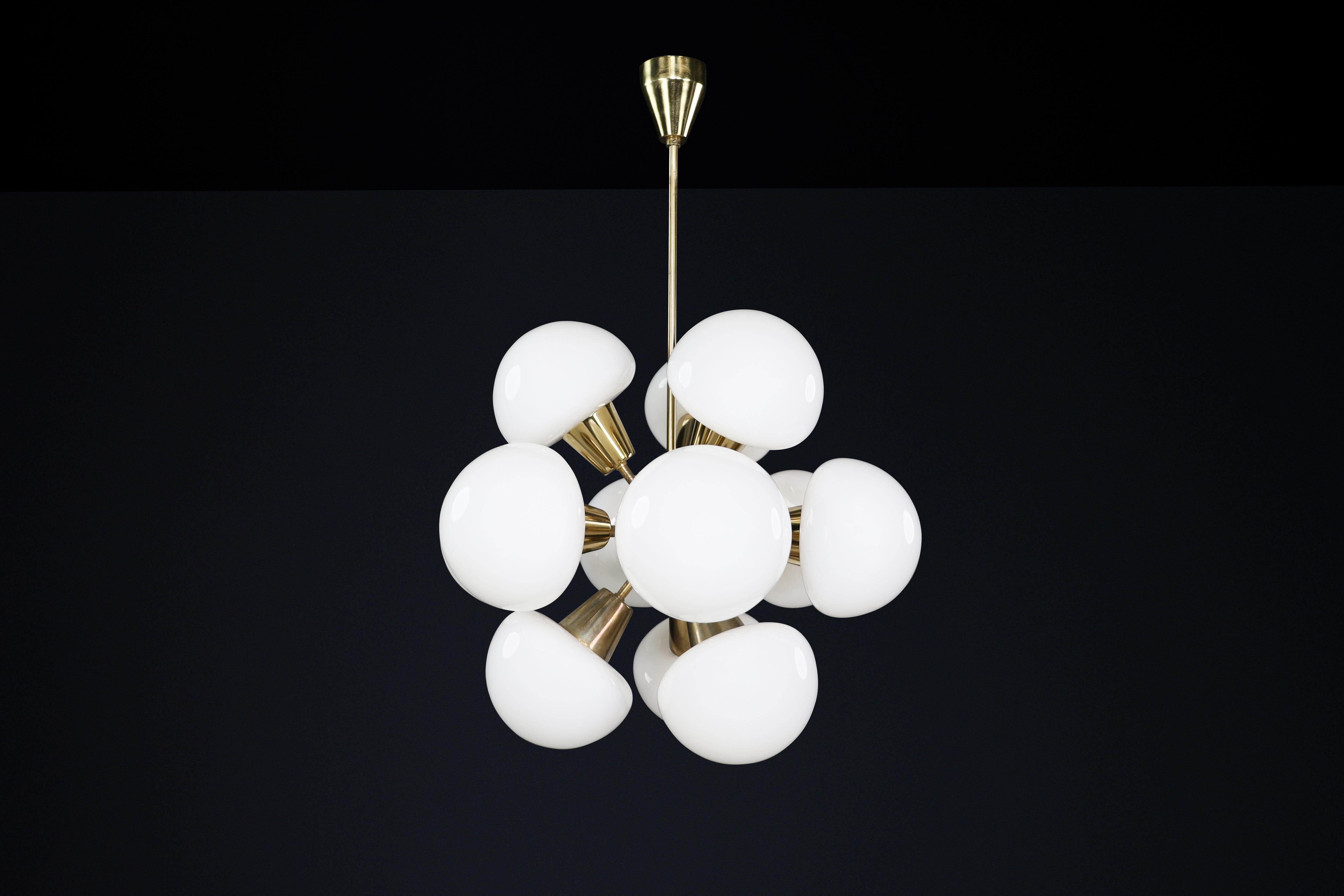 Lustre Spoutnik moderne du milieu du siècle dernier en laiton et verre opalin, CZ 1970 en vente 4