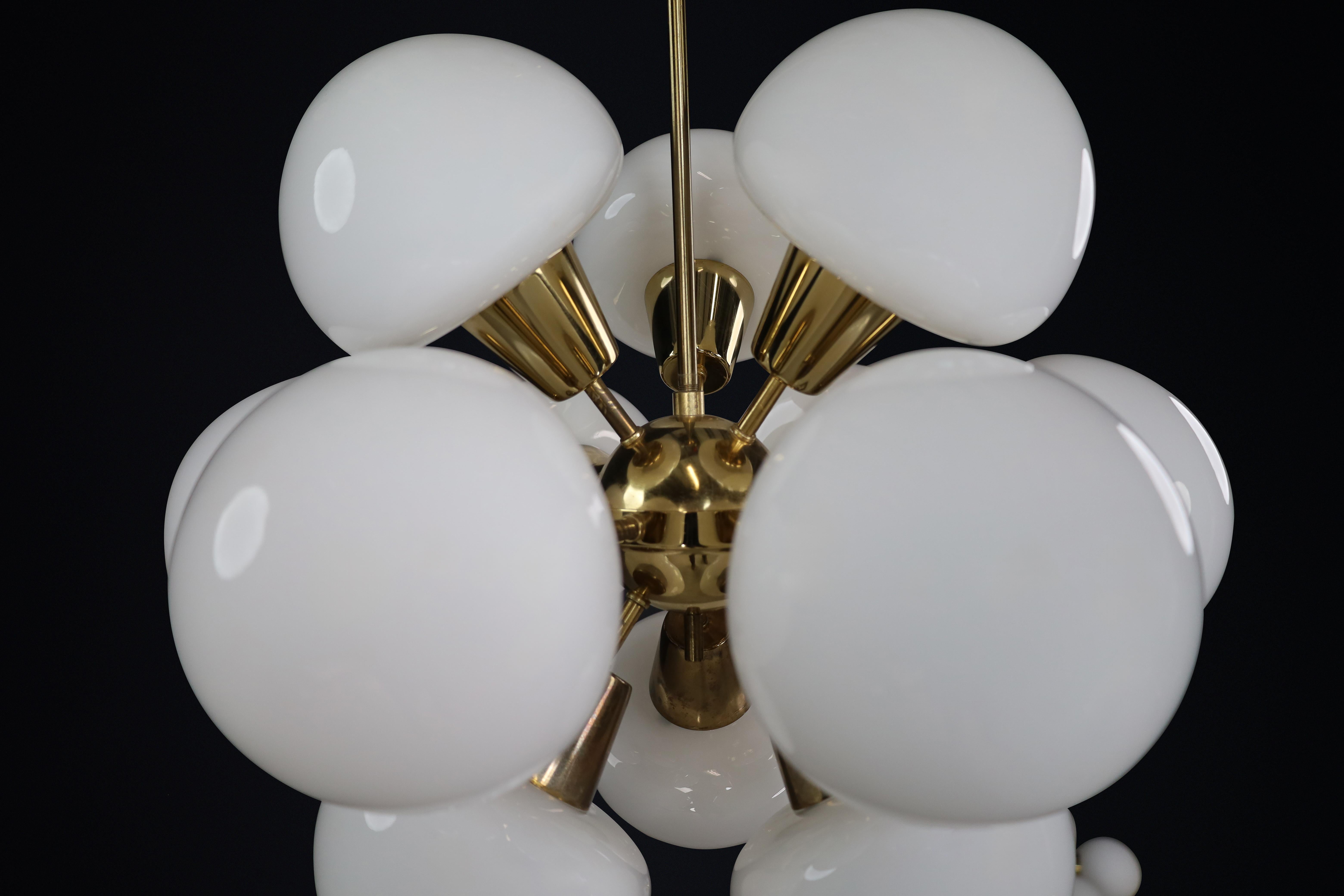 Lustre Spoutnik moderne du milieu du siècle dernier en laiton et verre opalin, CZ 1970 en vente 5