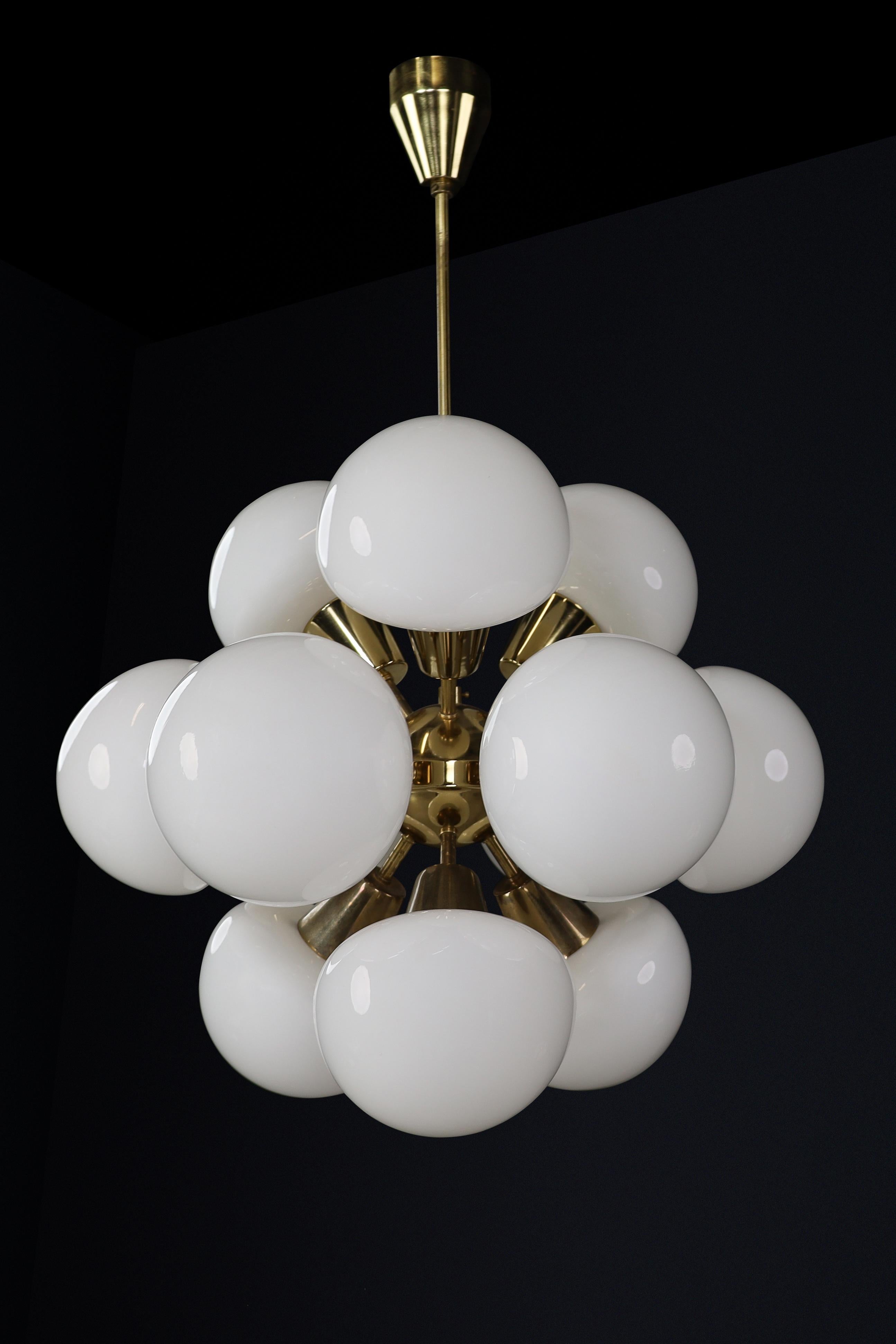 Lustre Spoutnik moderne du milieu du siècle dernier en laiton et verre opalin, CZ 1970 en vente 6