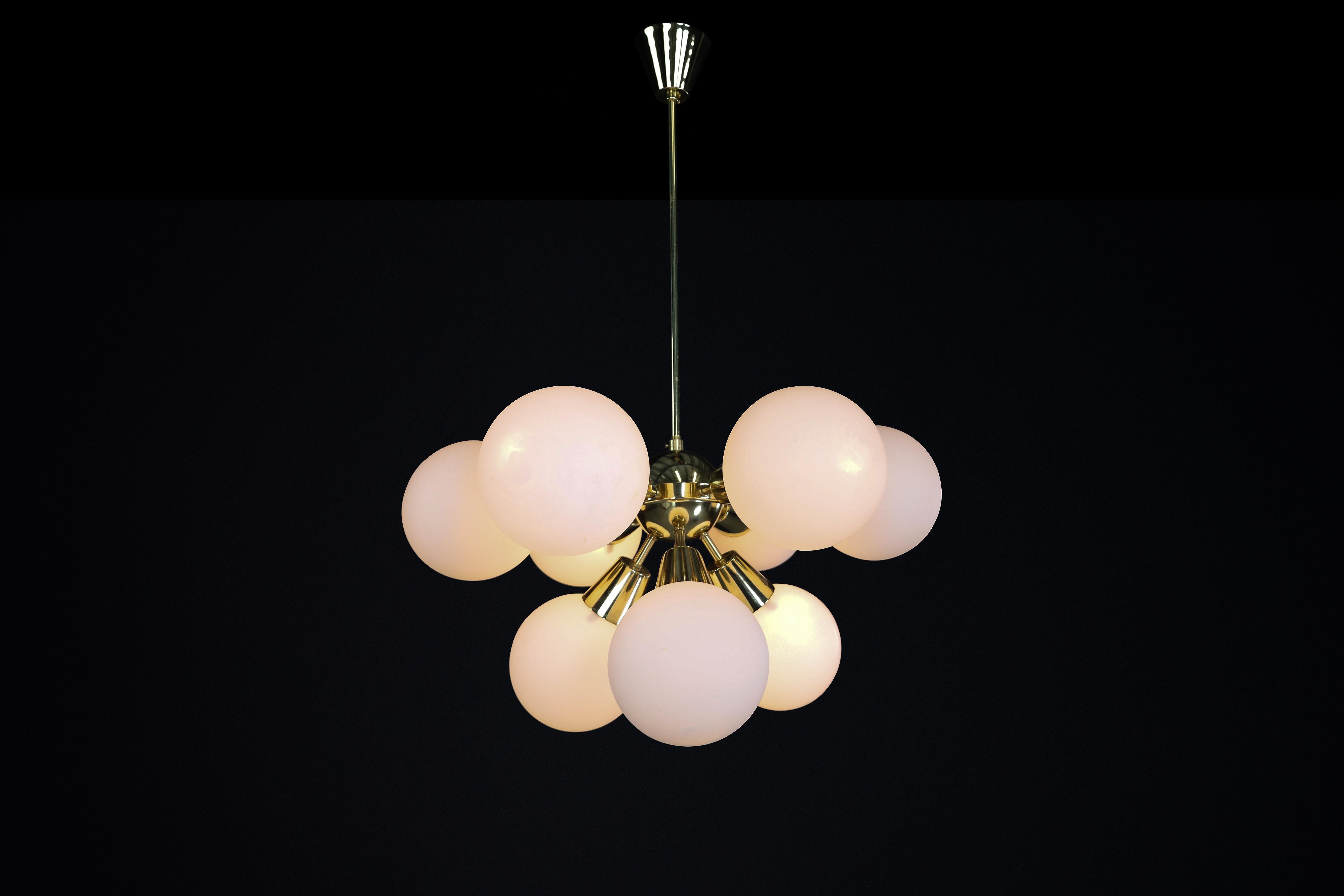 Lampadario Sputnik Modern in ottone e vetro opalino, Cecoslovacchia, 1970 - Prezzo per lampadario (6 disponibili)

Questo lampadario Sputnik Modern, realizzato negli anni '70 in Cecoslovacchia, è sorprendente e scultoreo e incarna l'audace eleganza