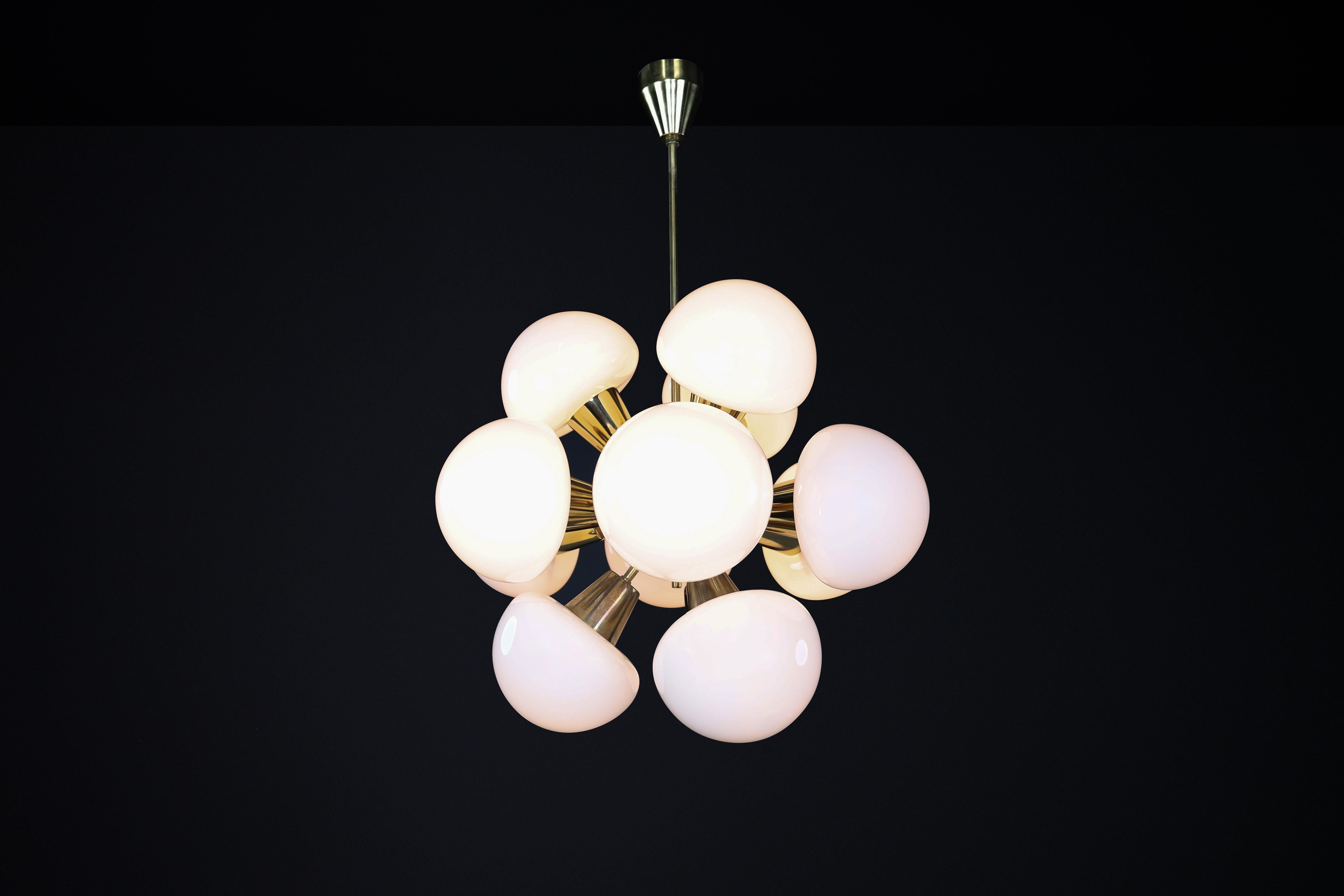 Mid-Century Modern Lustre Spoutnik moderne du milieu du siècle dernier en laiton et verre opalin, CZ 1970 en vente