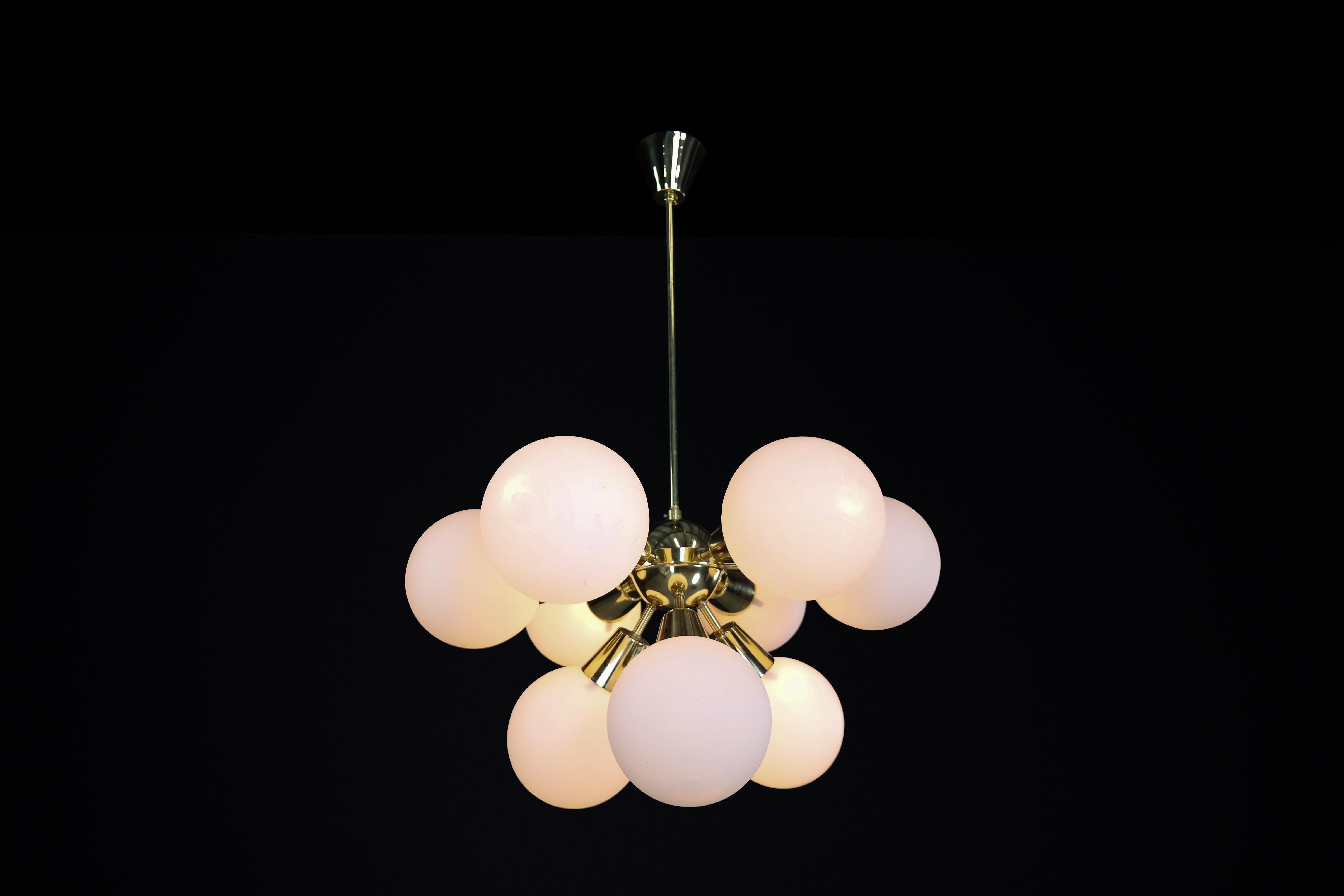 Mid-Century moderno Lampadario Sputnik Modern di metà secolo in ottone e vetro opalino, CZ 1970s in vendita
