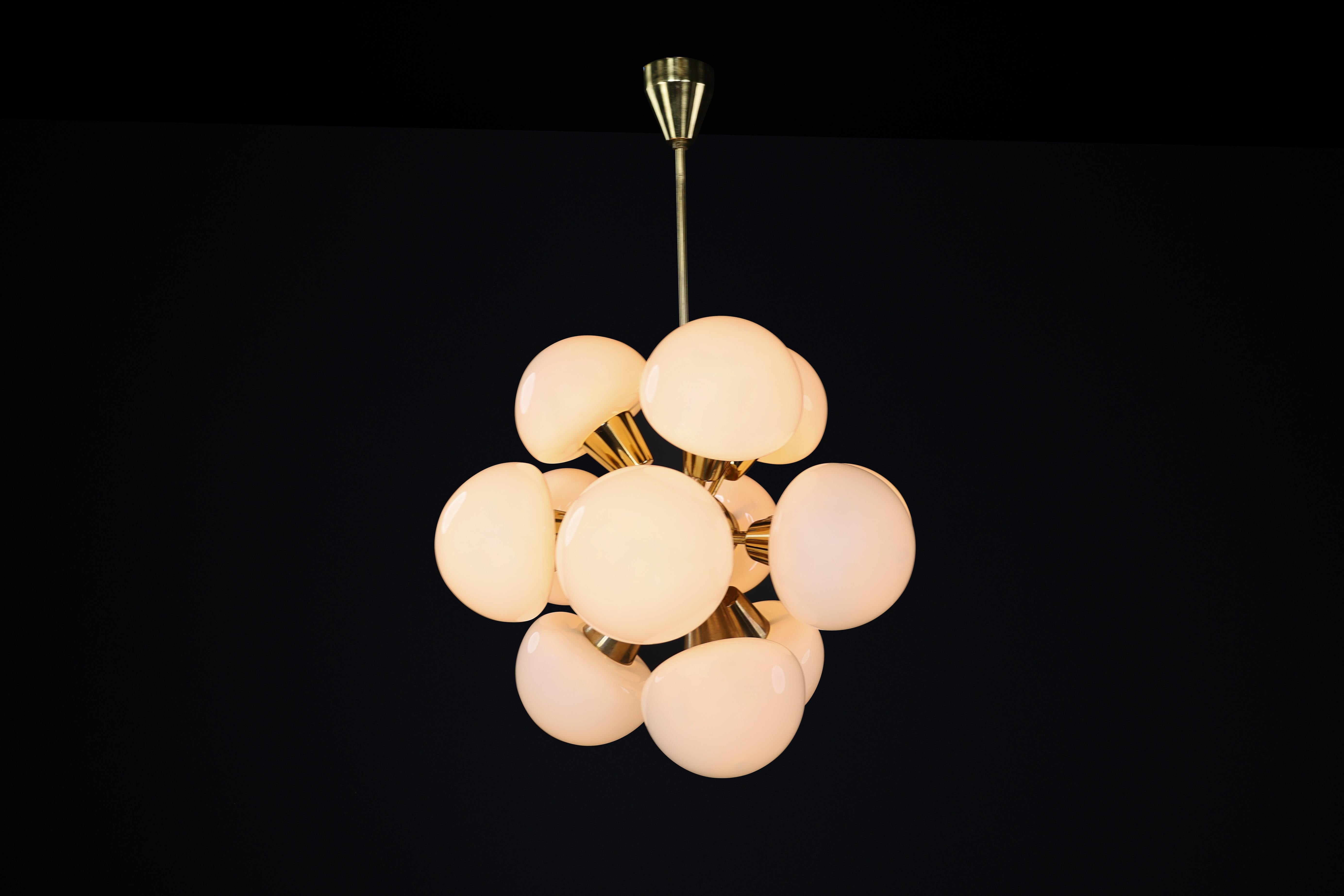 Tchèque Lustre Spoutnik moderne du milieu du siècle dernier en laiton et verre opalin, CZ 1970 en vente