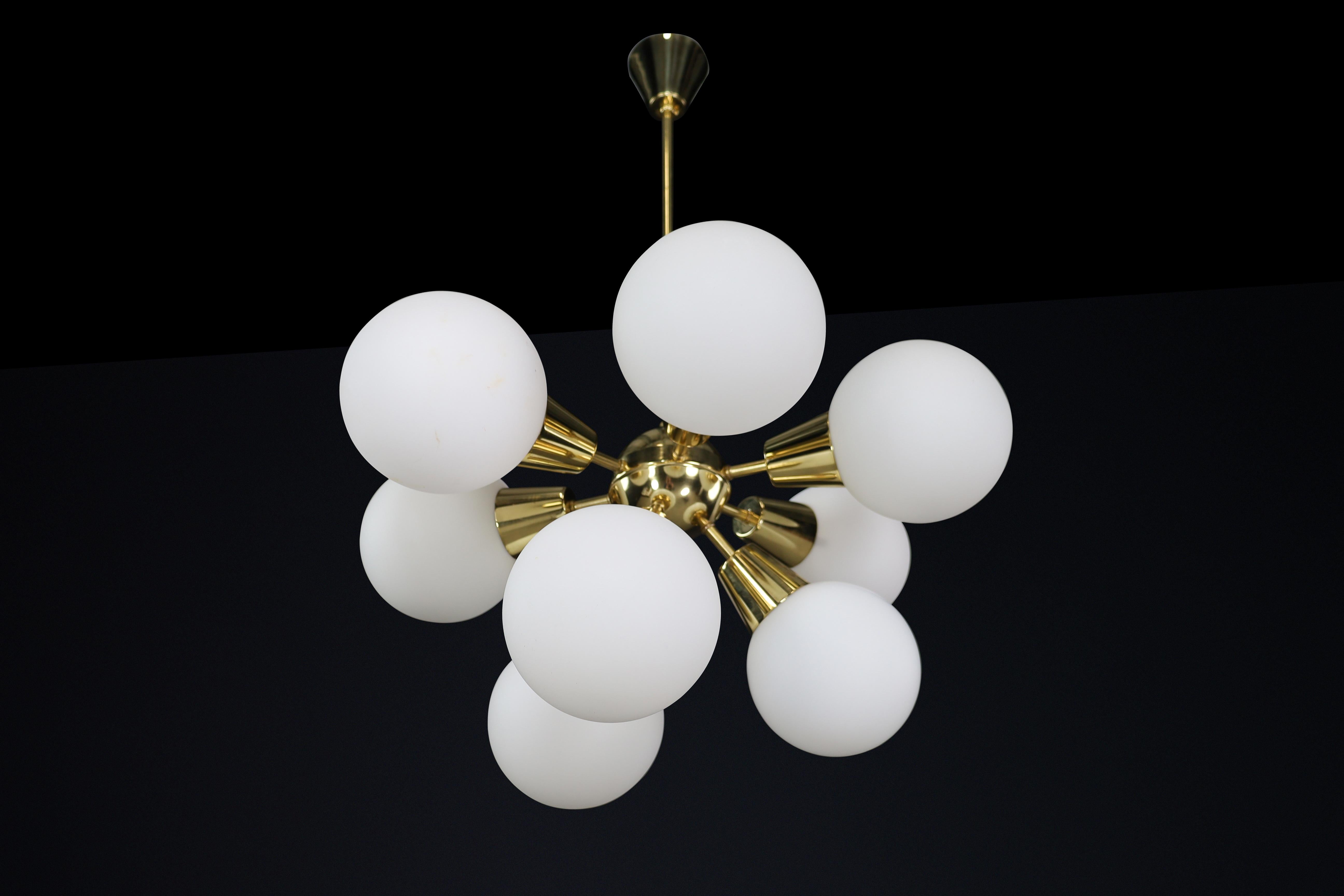 Ceco Lampadario Sputnik Modern di metà secolo in ottone e vetro opalino, CZ 1970s in vendita