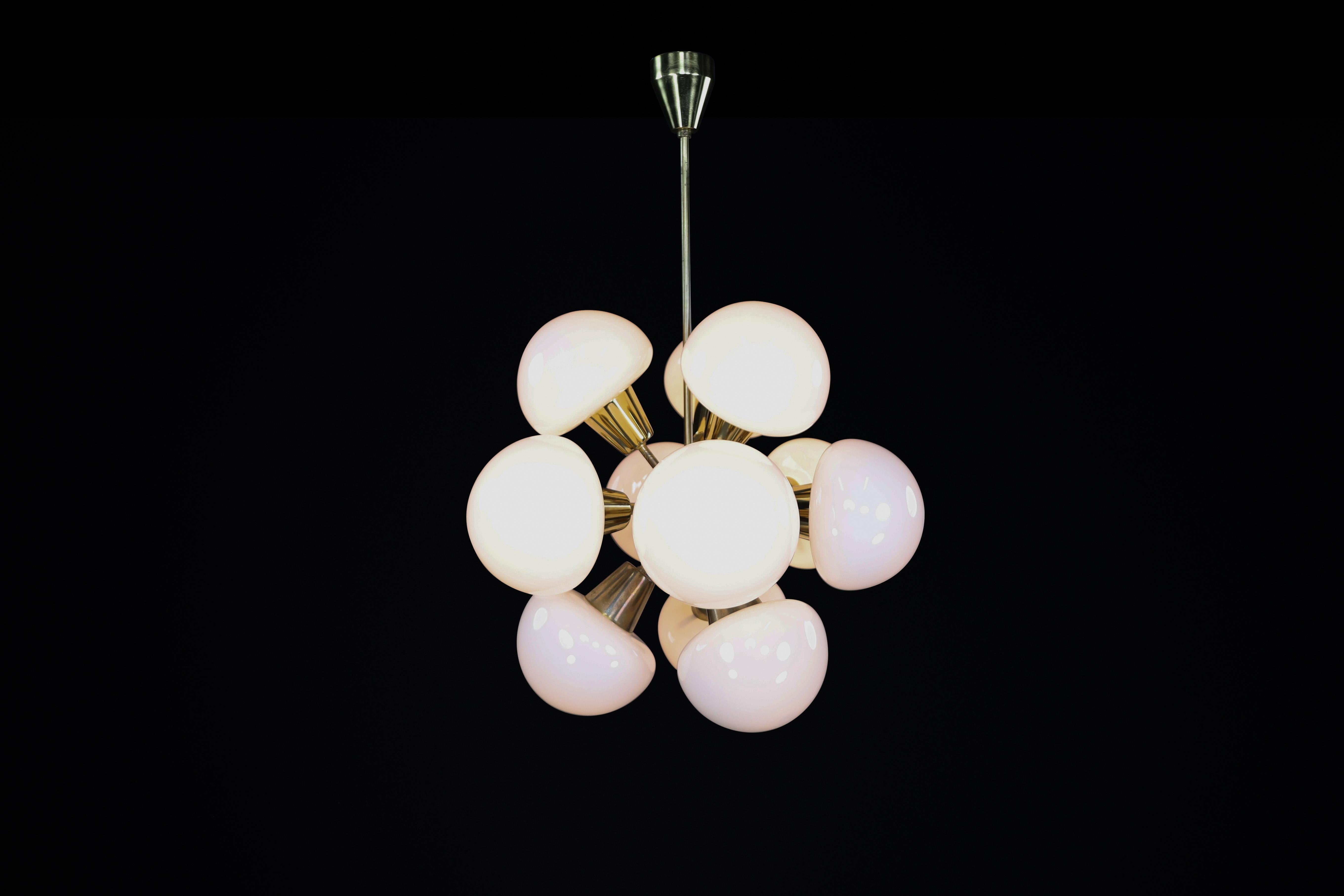 Lustre Spoutnik moderne du milieu du siècle dernier en laiton et verre opalin, CZ 1970 Bon état - En vente à Almelo, NL