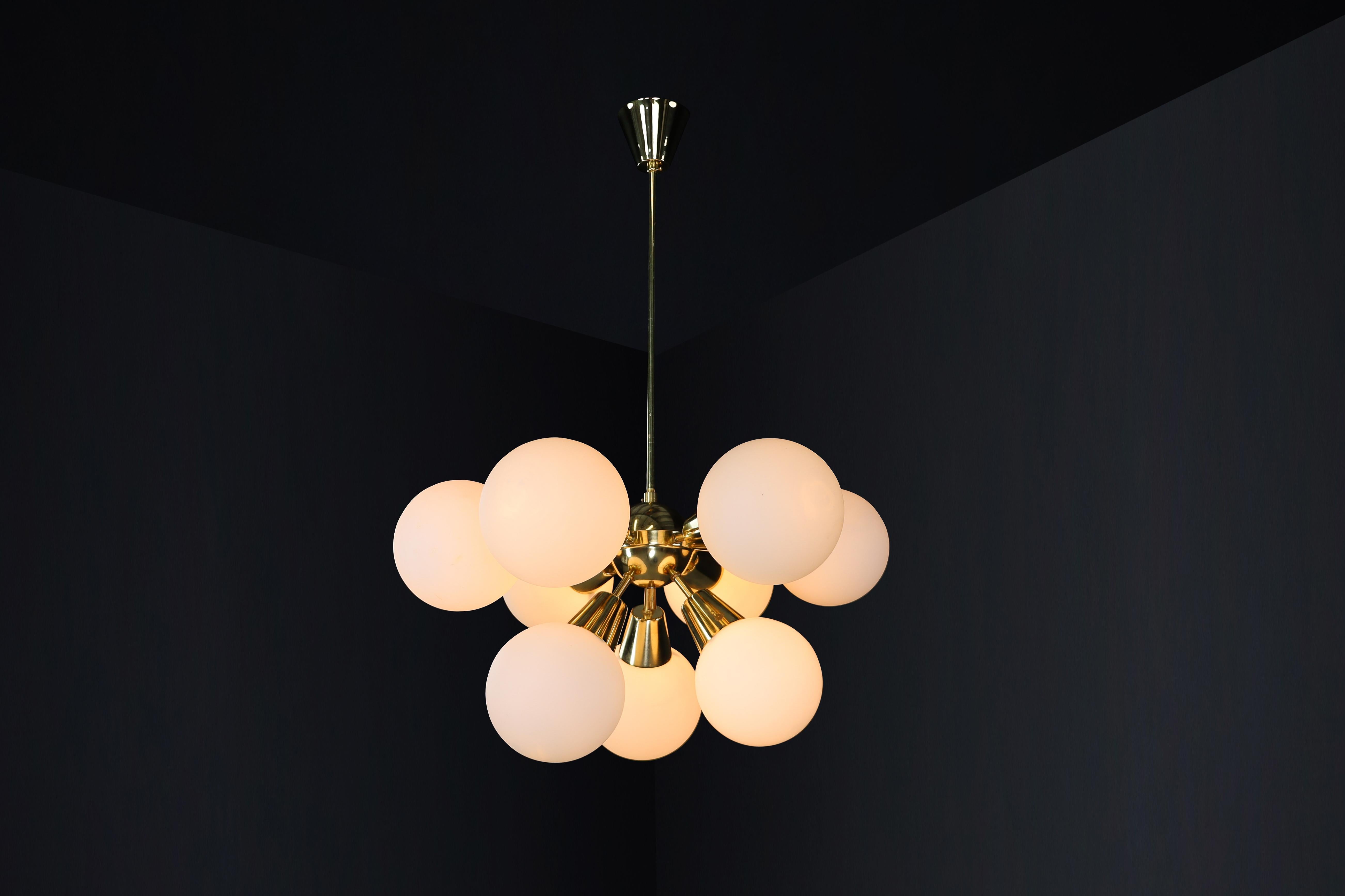 Lampadario Sputnik Modern di metà secolo in ottone e vetro opalino, CZ 1970s In condizioni buone in vendita a Almelo, NL