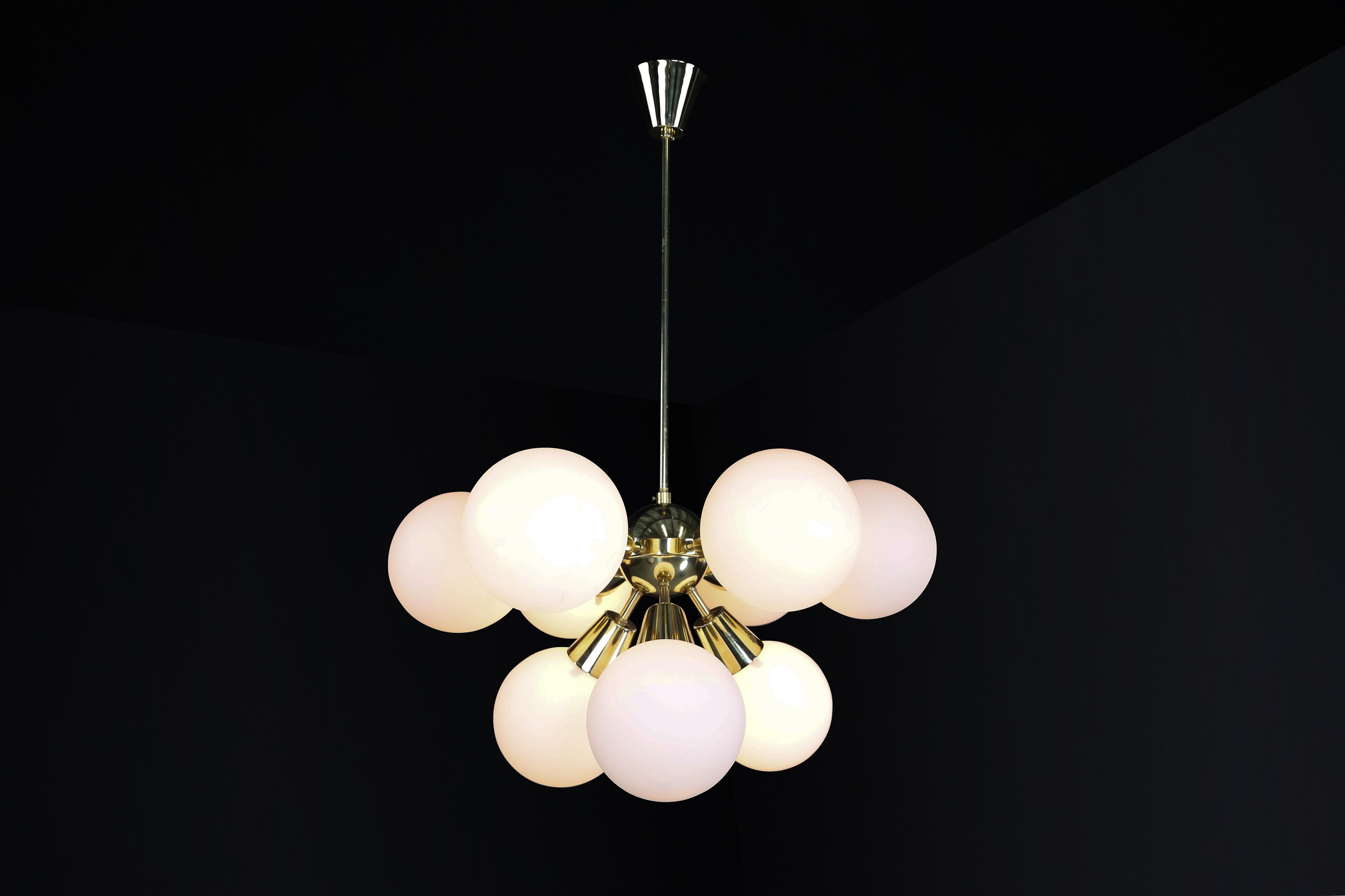 Fine XX secolo Lampadario Sputnik Modern di metà secolo in ottone e vetro opalino, CZ 1970s in vendita