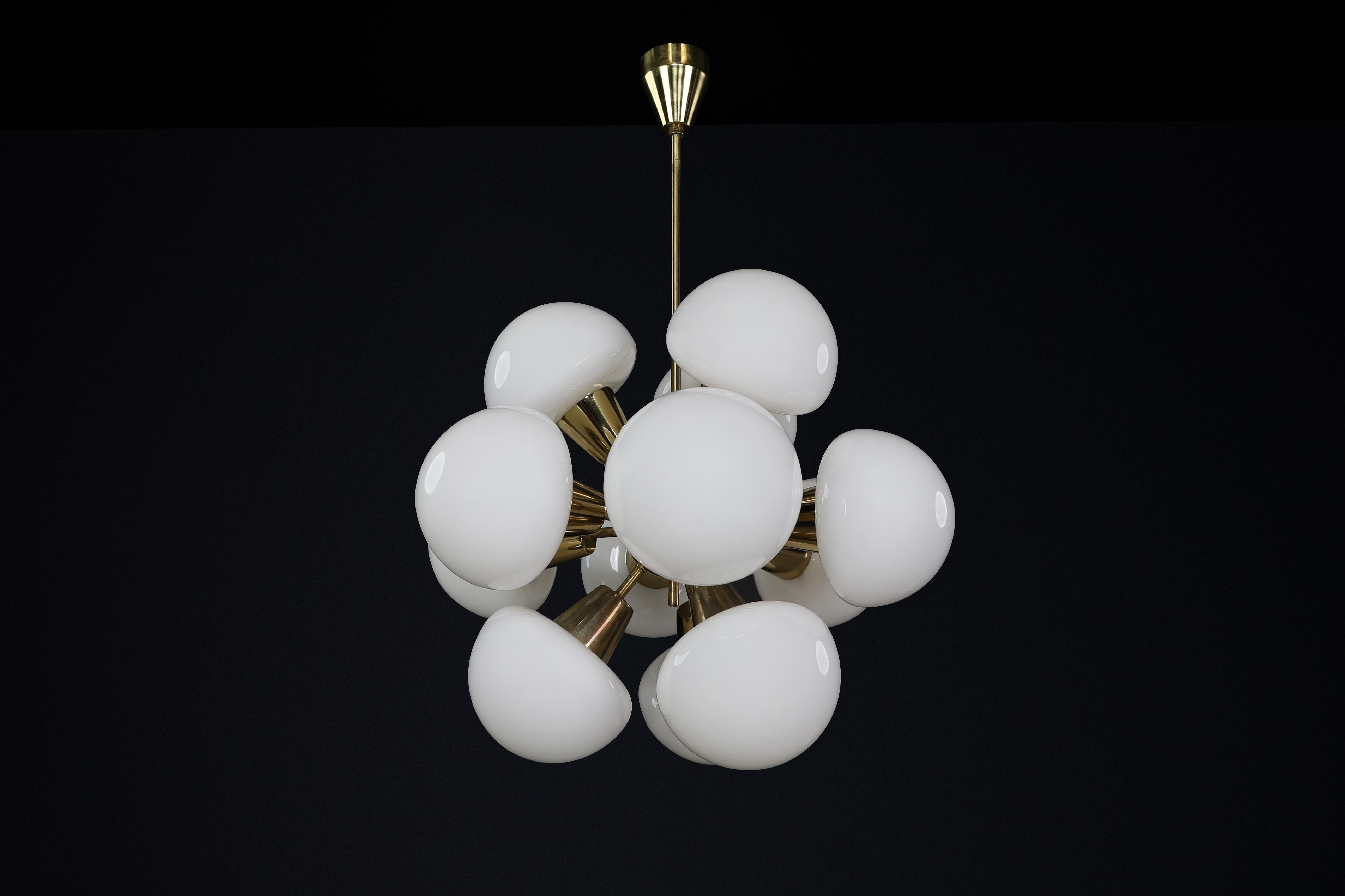 Laiton Lustre Spoutnik moderne du milieu du siècle dernier en laiton et verre opalin, CZ 1970 en vente