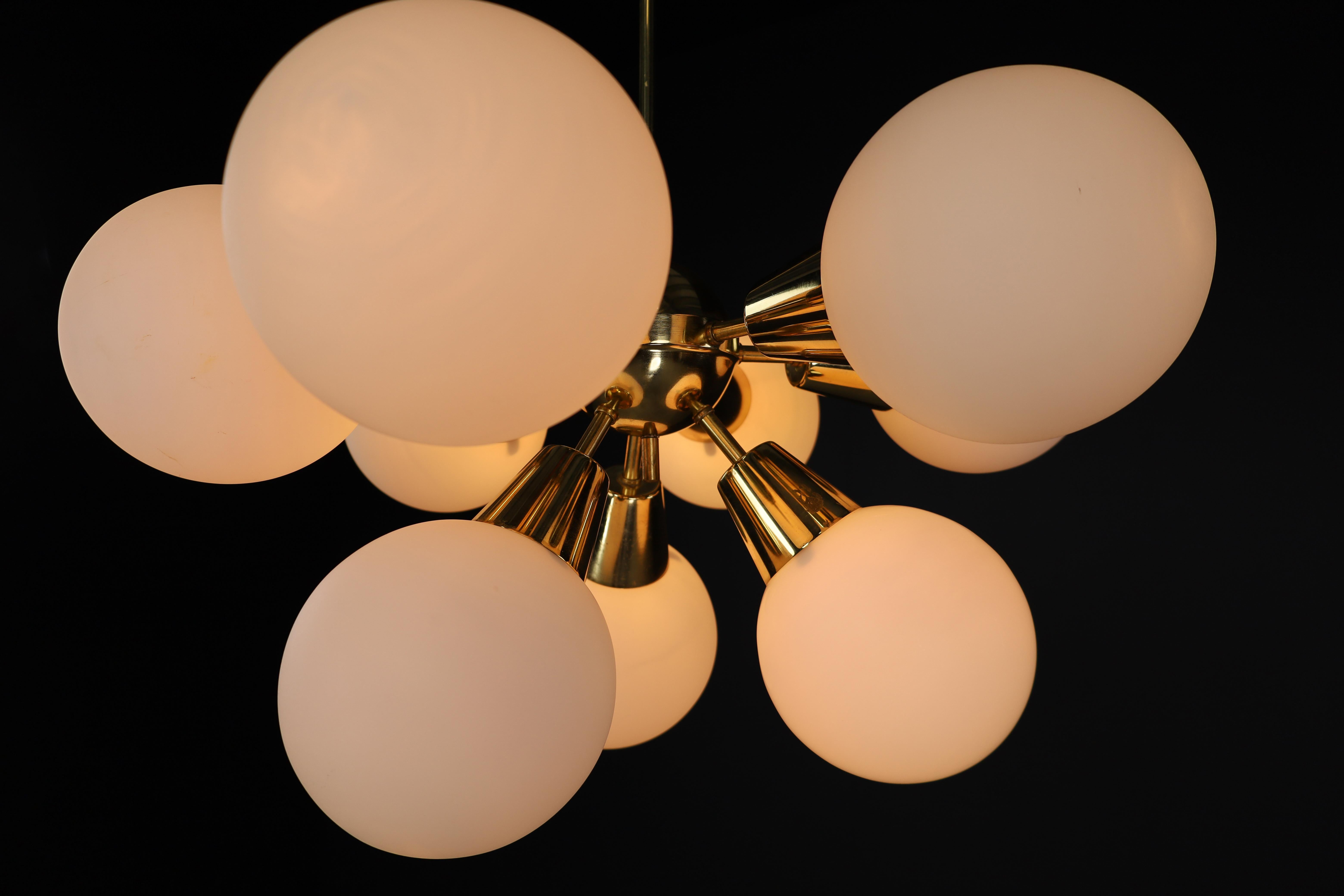 Ottone Lampadario Sputnik Modern di metà secolo in ottone e vetro opalino, CZ 1970s in vendita