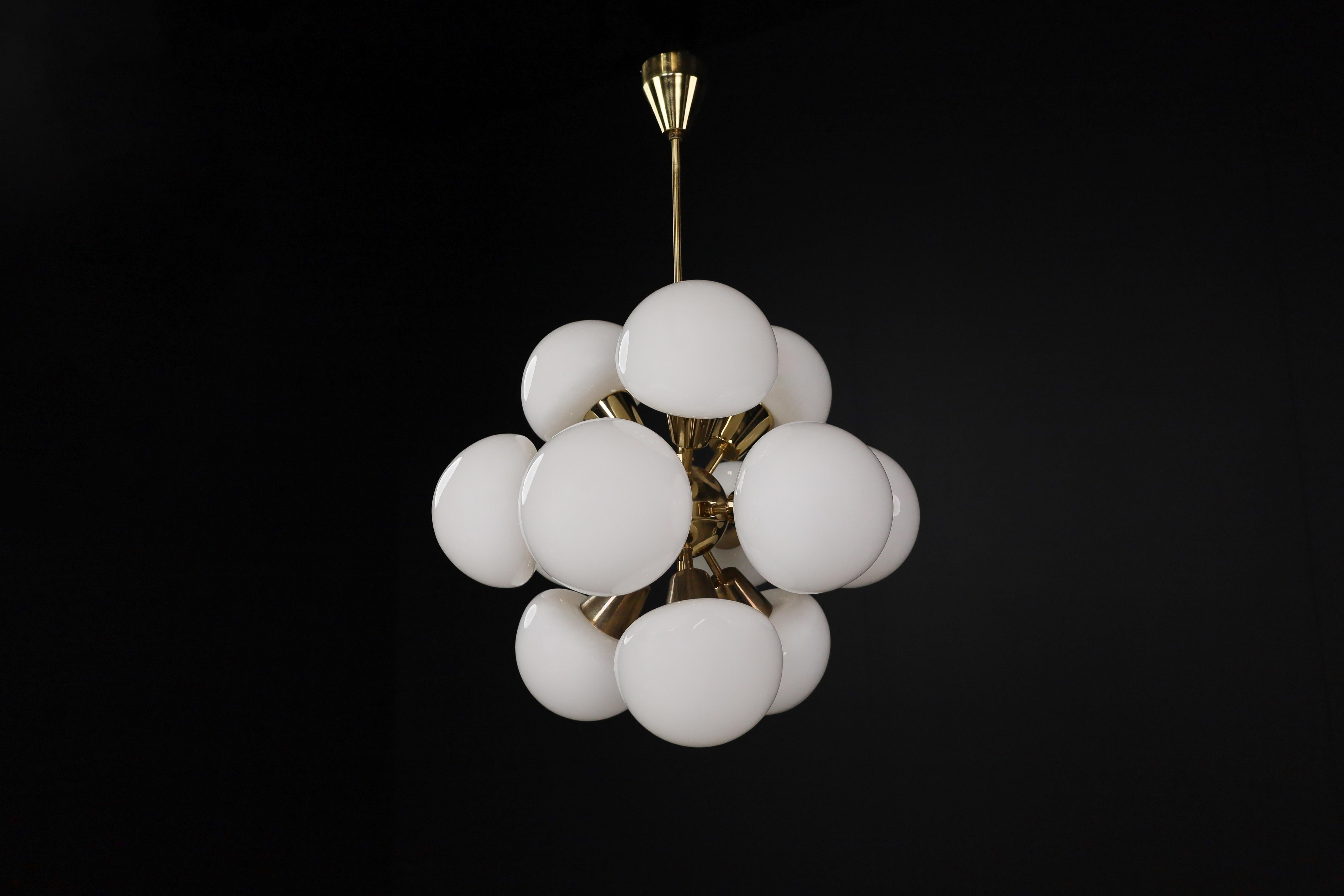 Lustre Spoutnik moderne du milieu du siècle dernier en laiton et verre opalin, CZ 1970 en vente 1