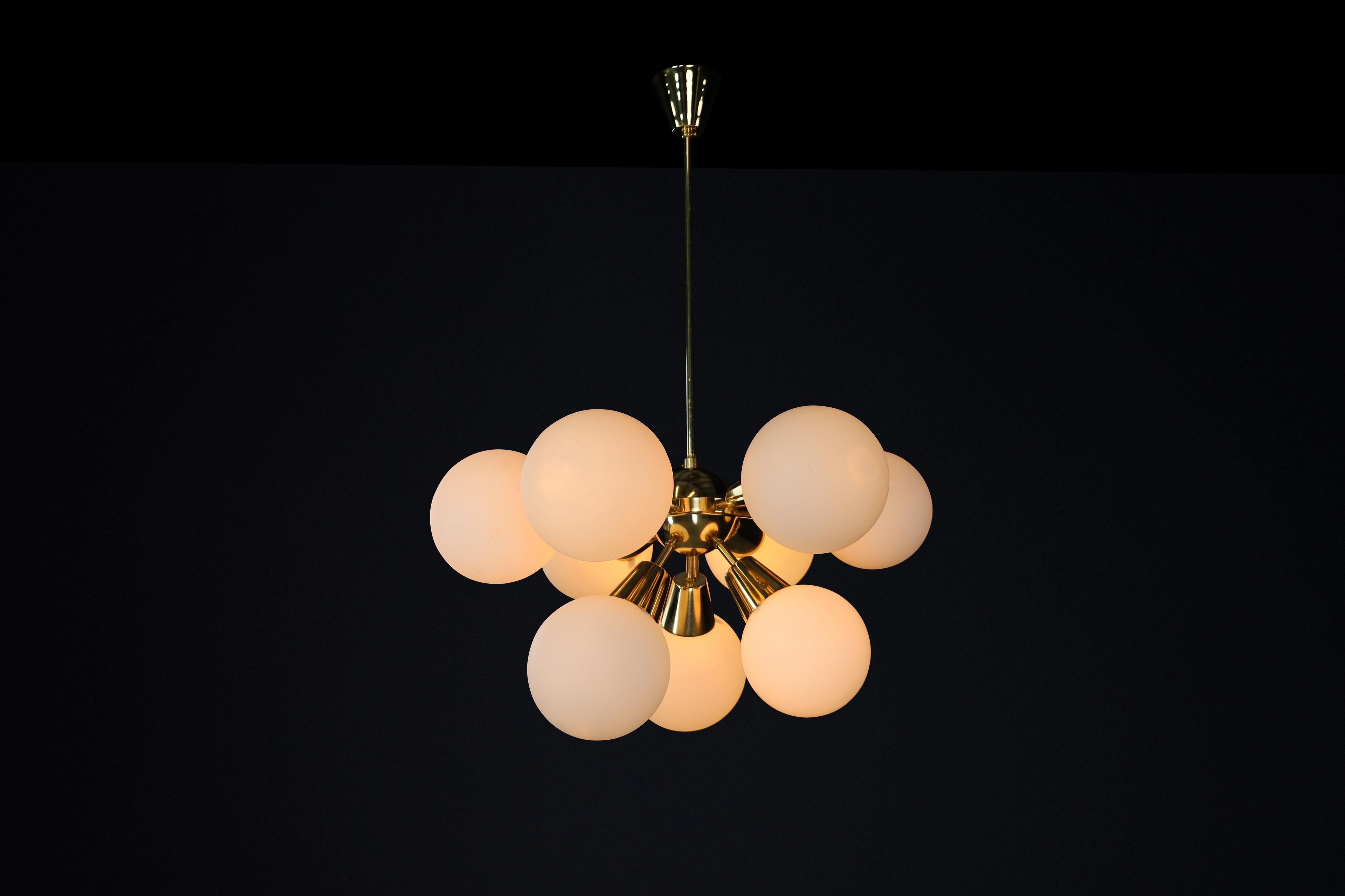 Lampadario Sputnik Modern di metà secolo in ottone e vetro opalino, CZ 1970s in vendita 1