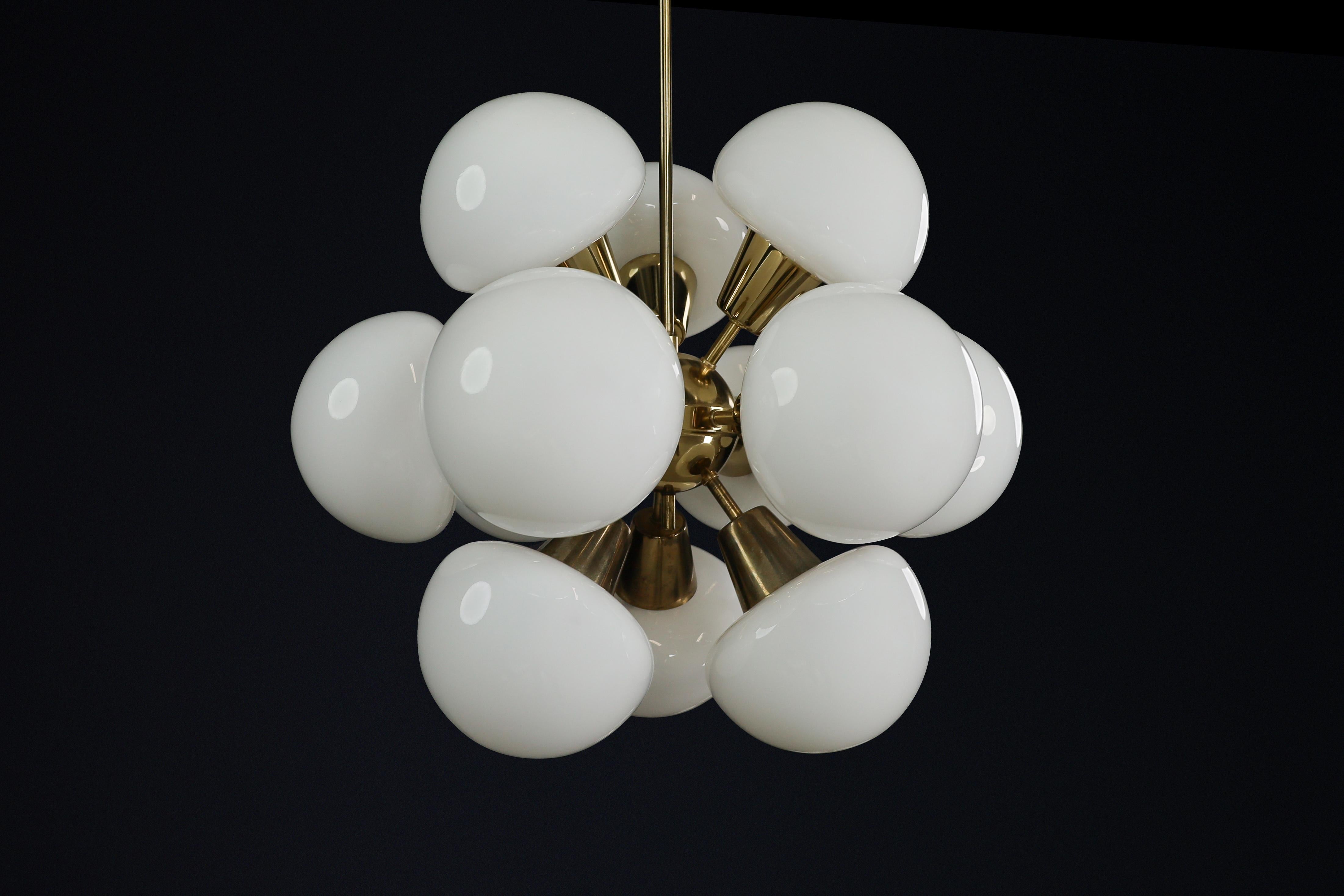 Lustre Spoutnik moderne du milieu du siècle dernier en laiton et verre opalin, CZ 1970 en vente 2