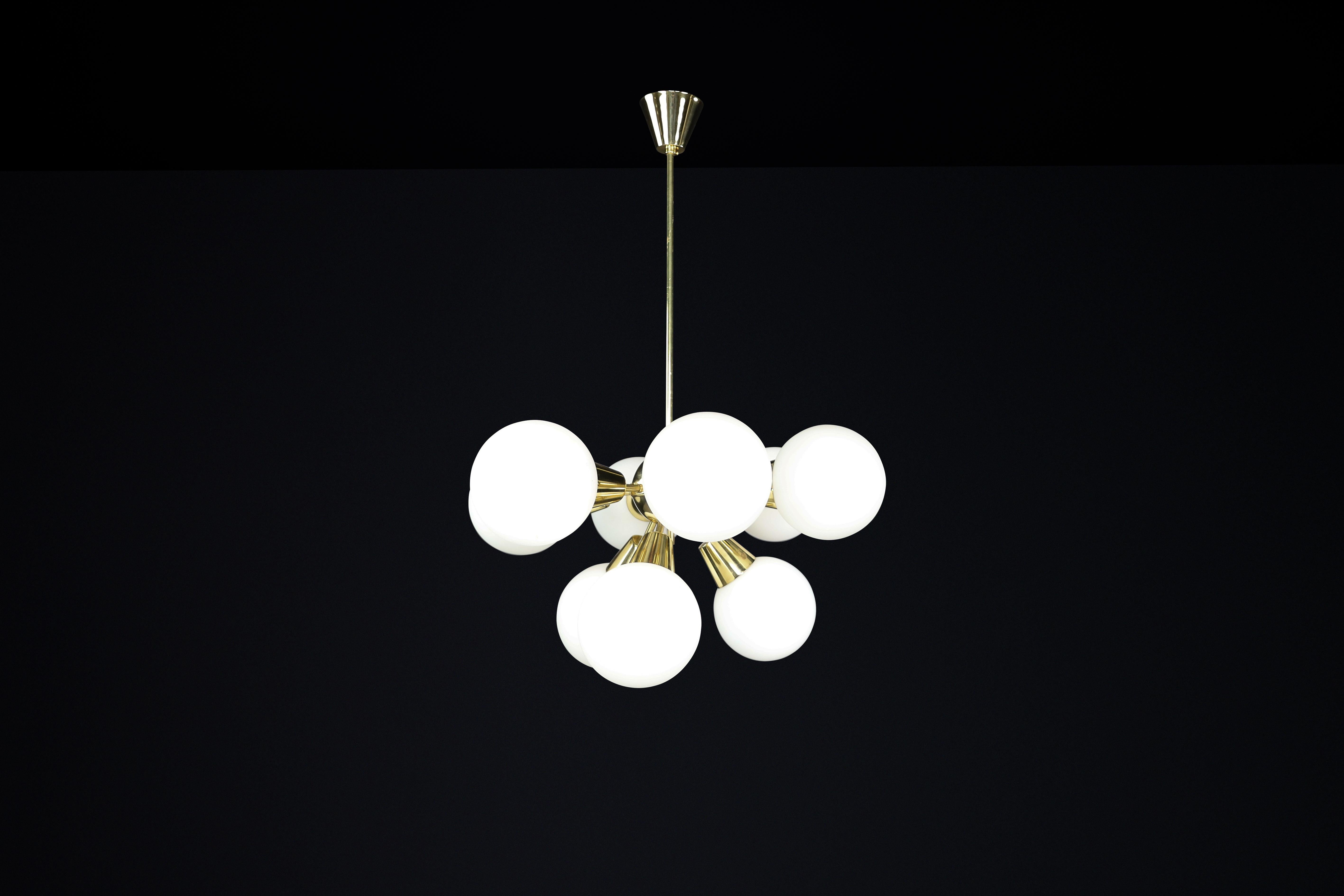 Lampadario Sputnik Modern di metà secolo in ottone e vetro opalino, CZ 1970s in vendita 2