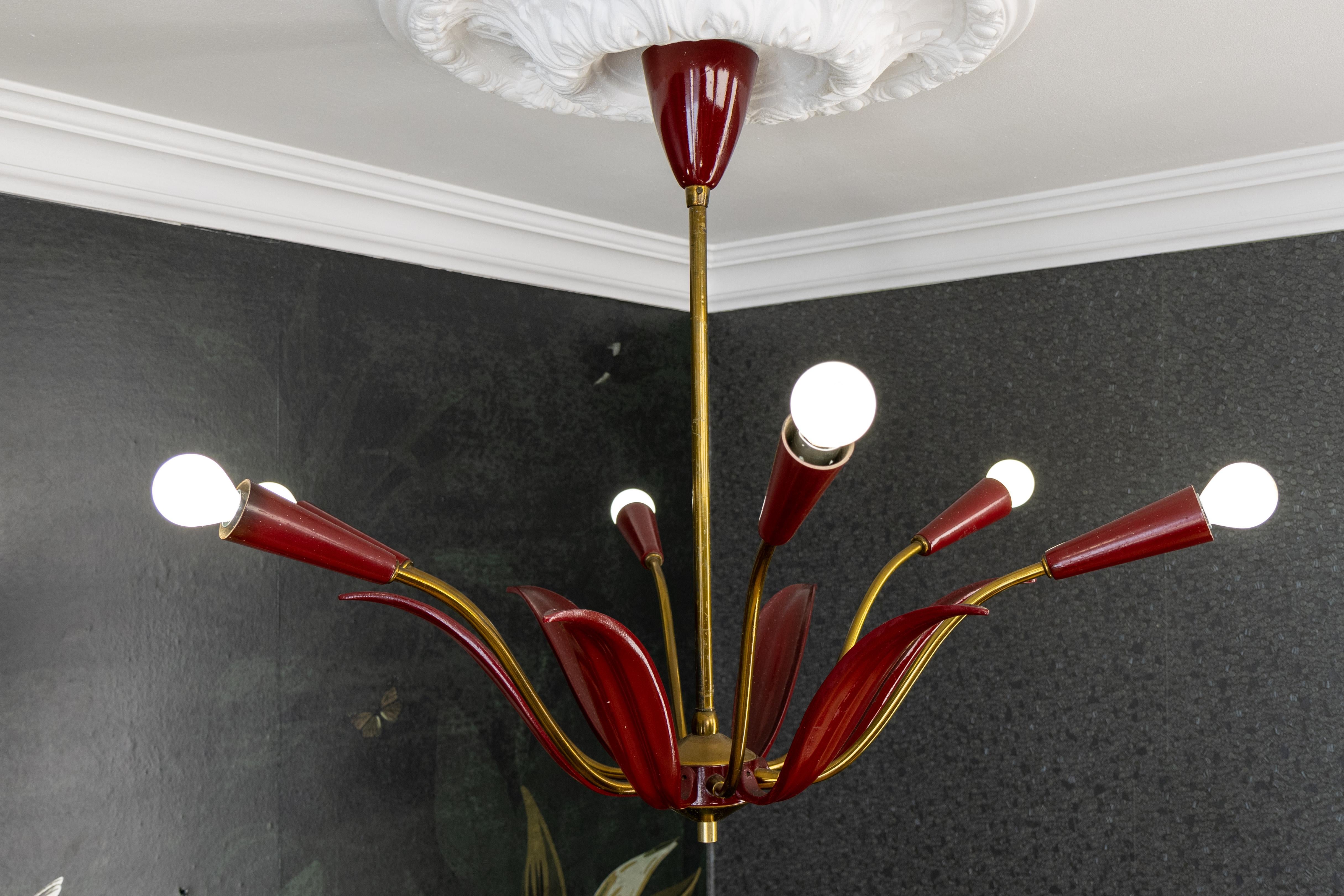 Lampadario Sputnik Modern di metà secolo in rosso e ottone, design a sei luci con fiori in vendita 2