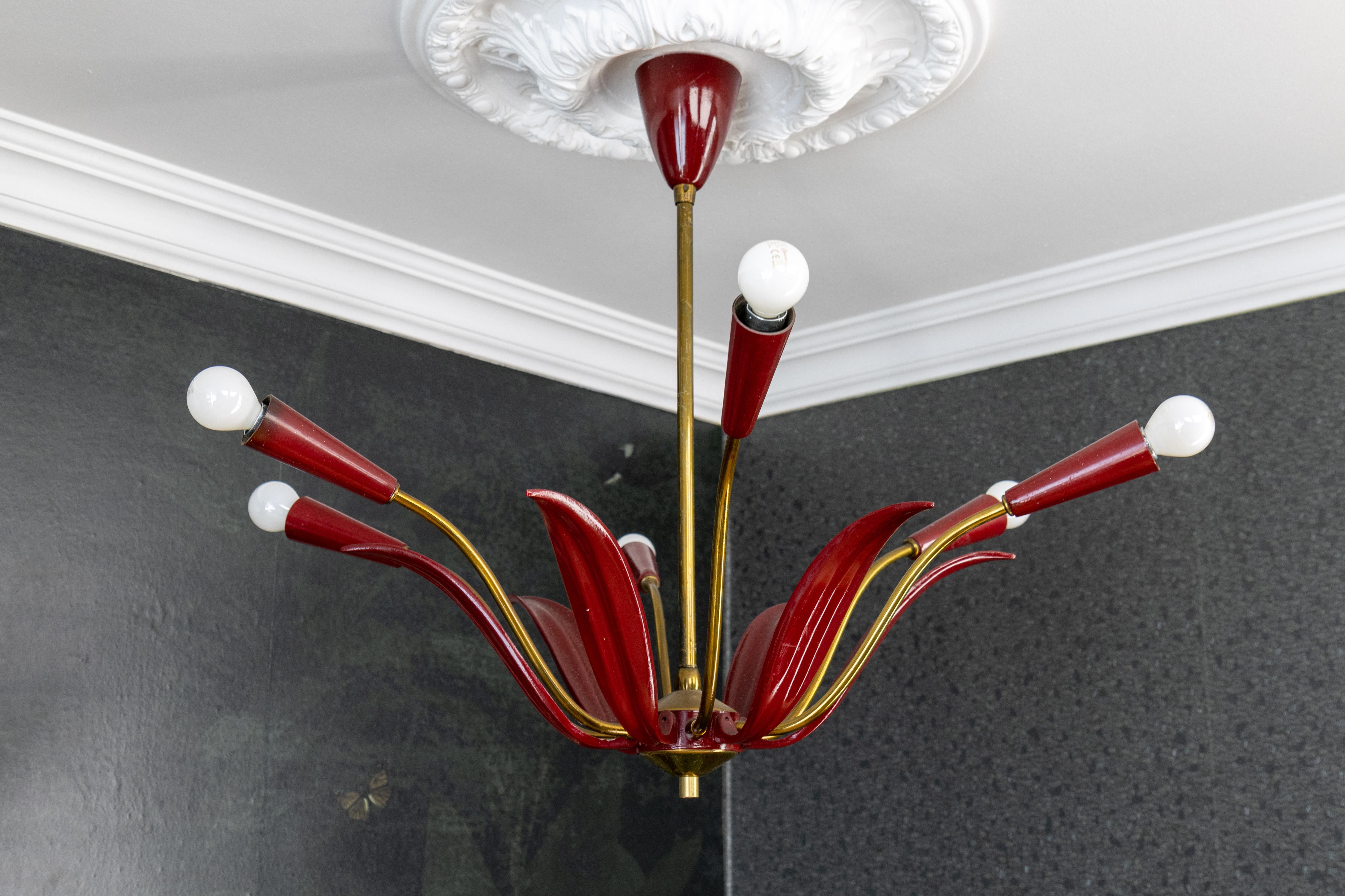 Lampadario Sputnik Modern di metà secolo in rosso e ottone, design a sei luci con fiori in vendita 3