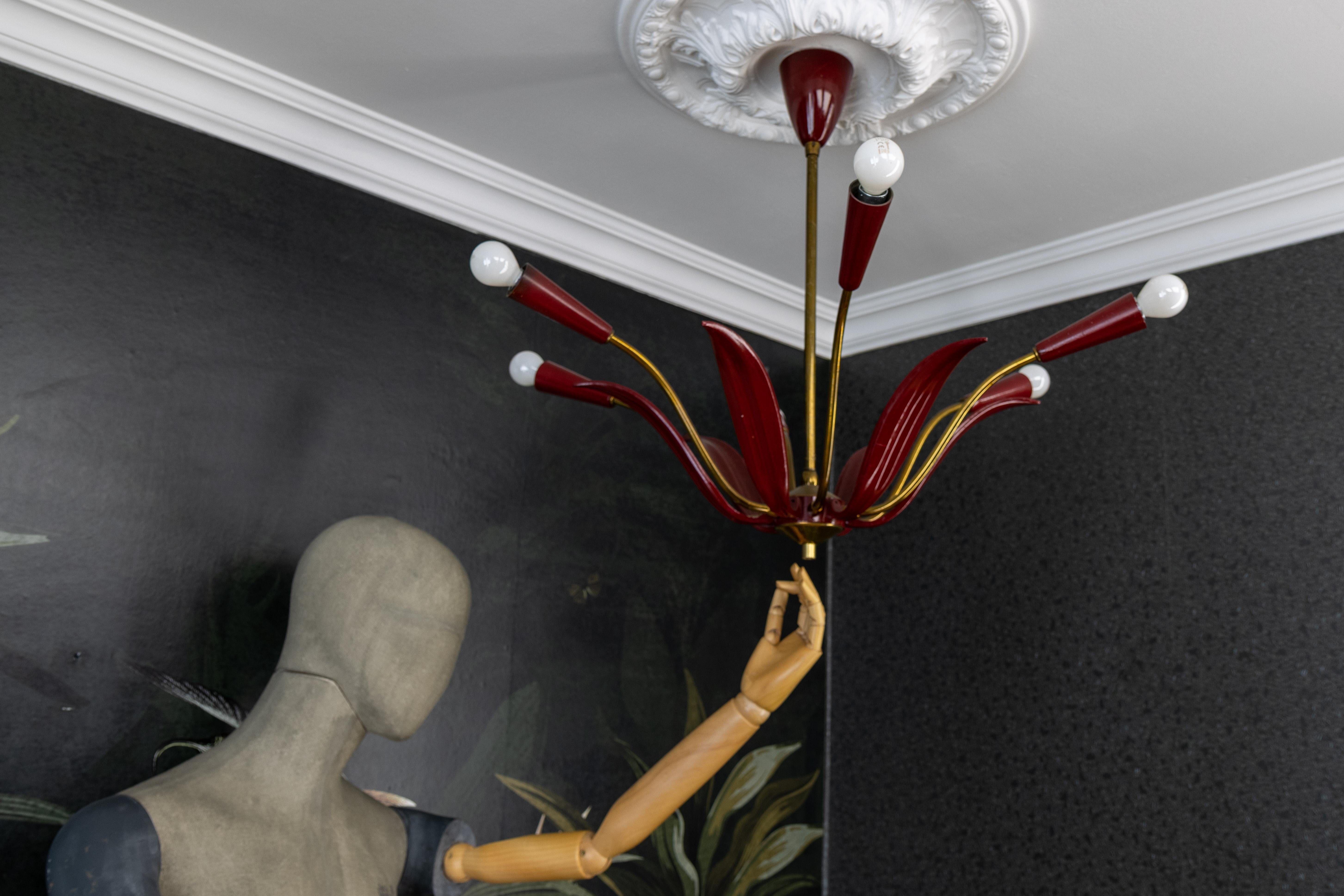 Lampadario Sputnik Modern di metà secolo in rosso e ottone, design a sei luci con fiori in vendita 4